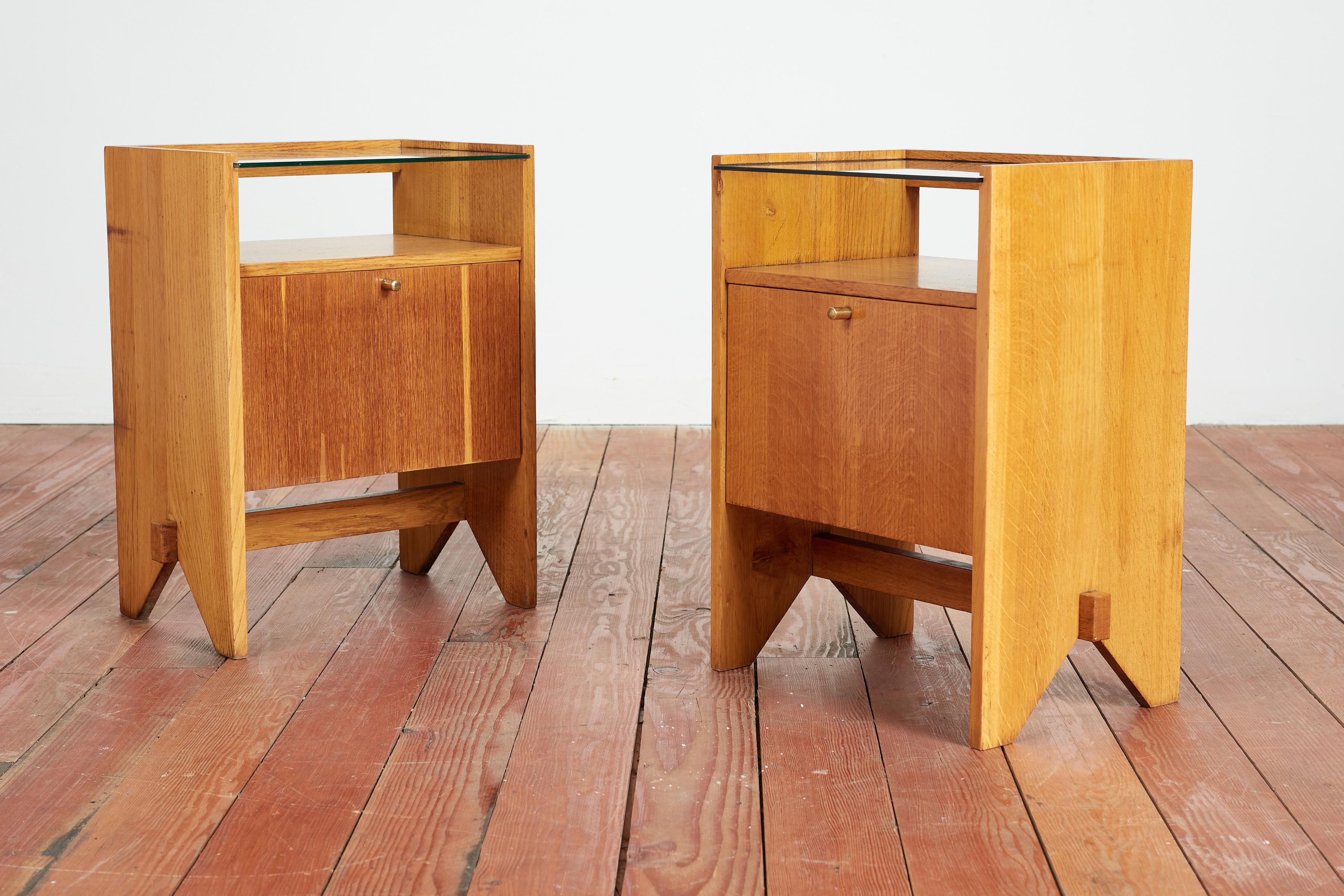 Wonderful pair of end tables ISA Bergamo in oak wood, brass with glass shelf and open compartment for storage.

Great angular leg shape and functional design. 

Turn, Italy - 1955

Produced for Einaudi College. ISA production,