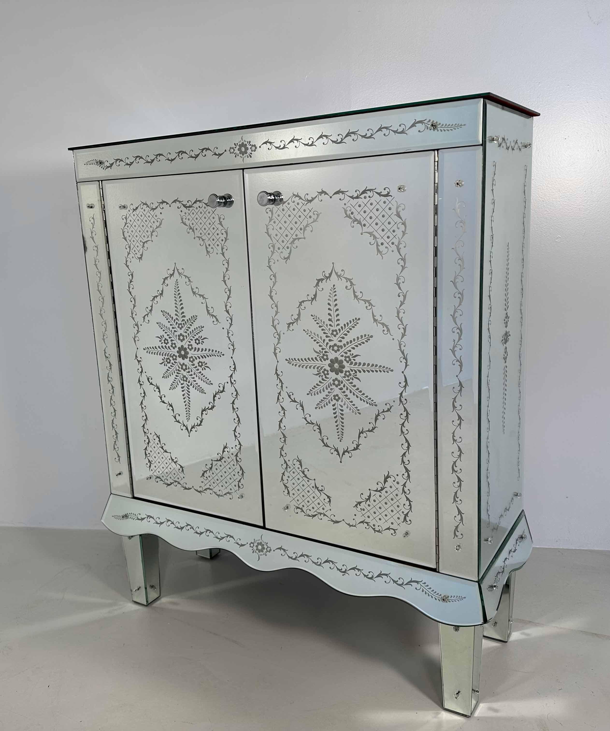 Italian Engraved Murano Glass Mirror Cabinet, Art Deco Style  In Good Condition For Sale In Meda, MB