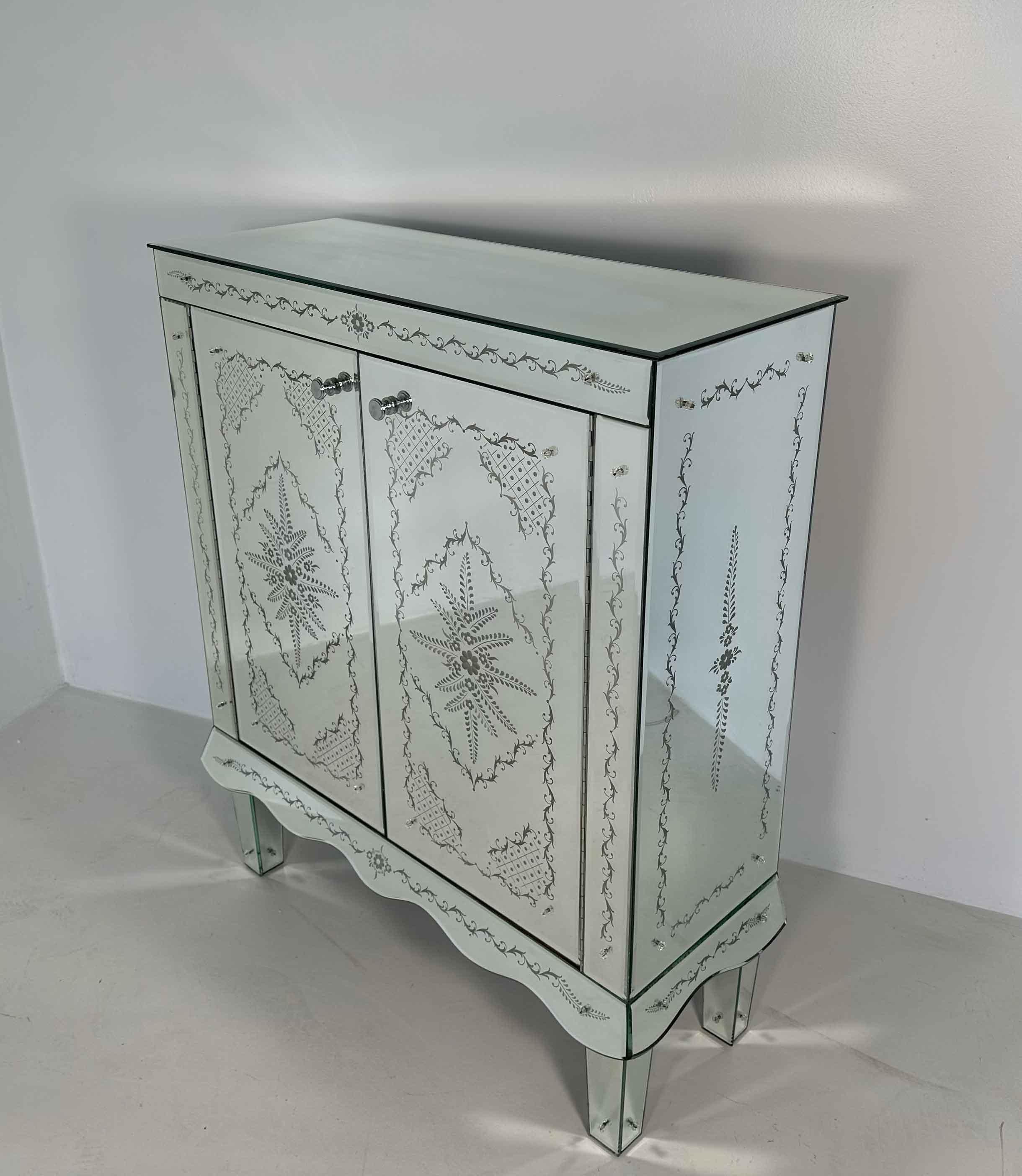 Italian Engraved Murano Glass Mirror Cabinet, Art Deco Style In Good Condition For Sale In Meda, MB