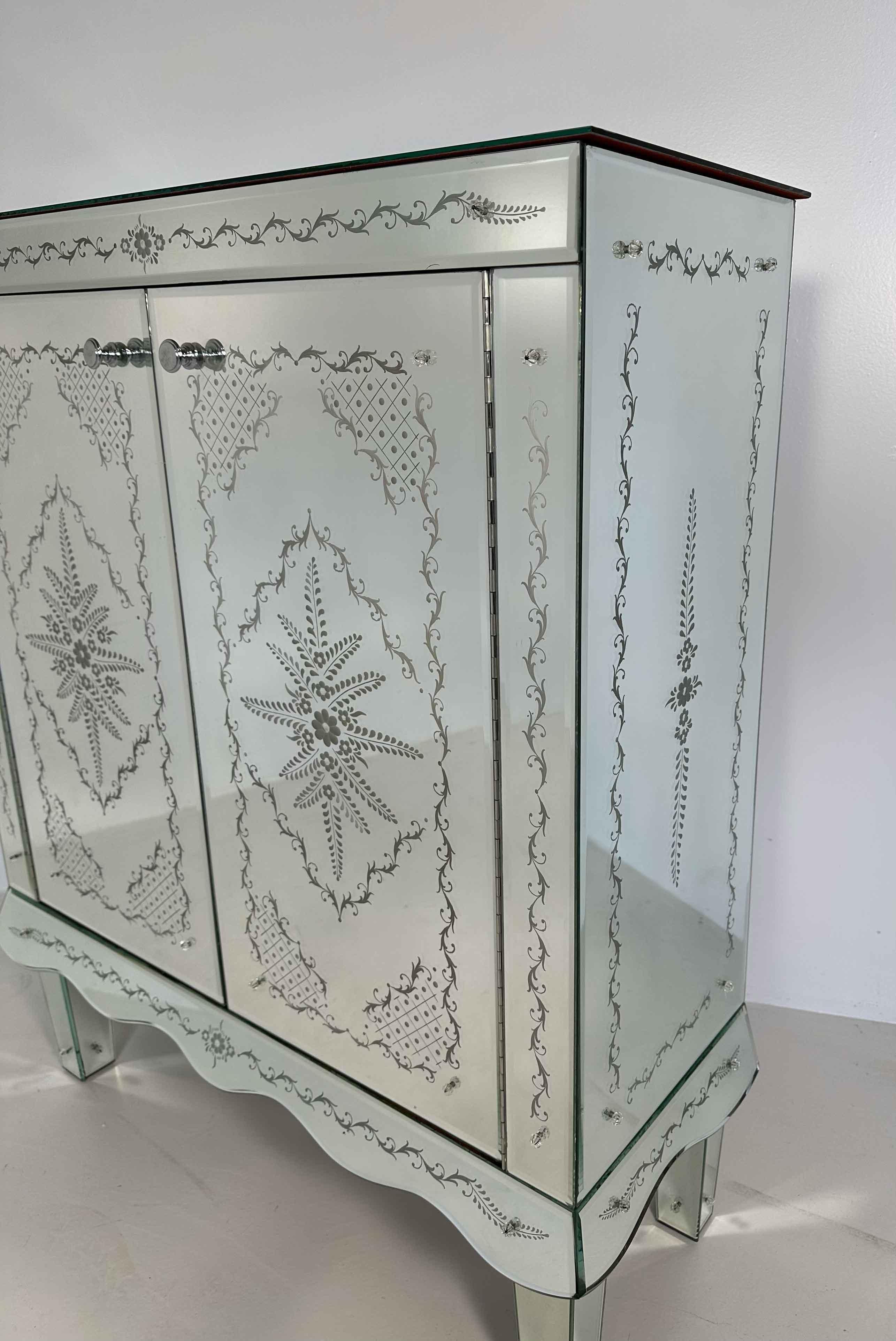 Late 20th Century Italian Engraved Murano Glass Mirror Cabinet, Art Deco Style For Sale