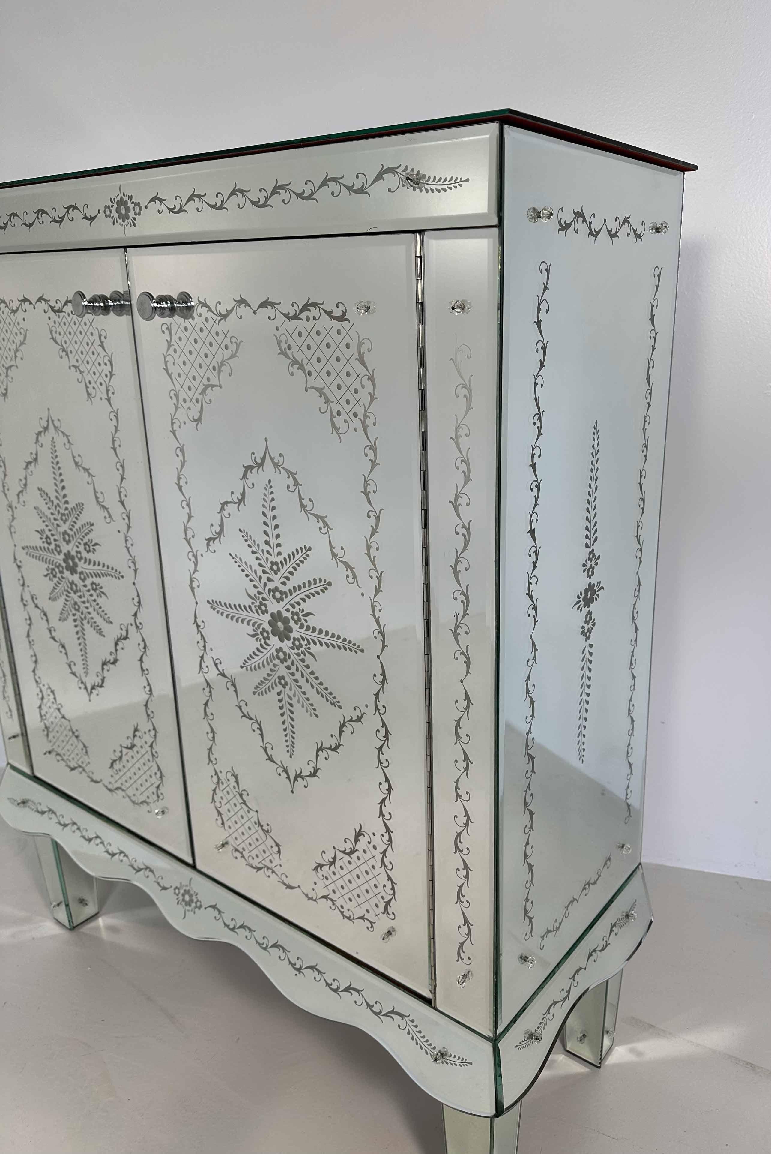 Italian Engraved Murano Glass Mirror Cabinet, Art Deco Style  For Sale 1