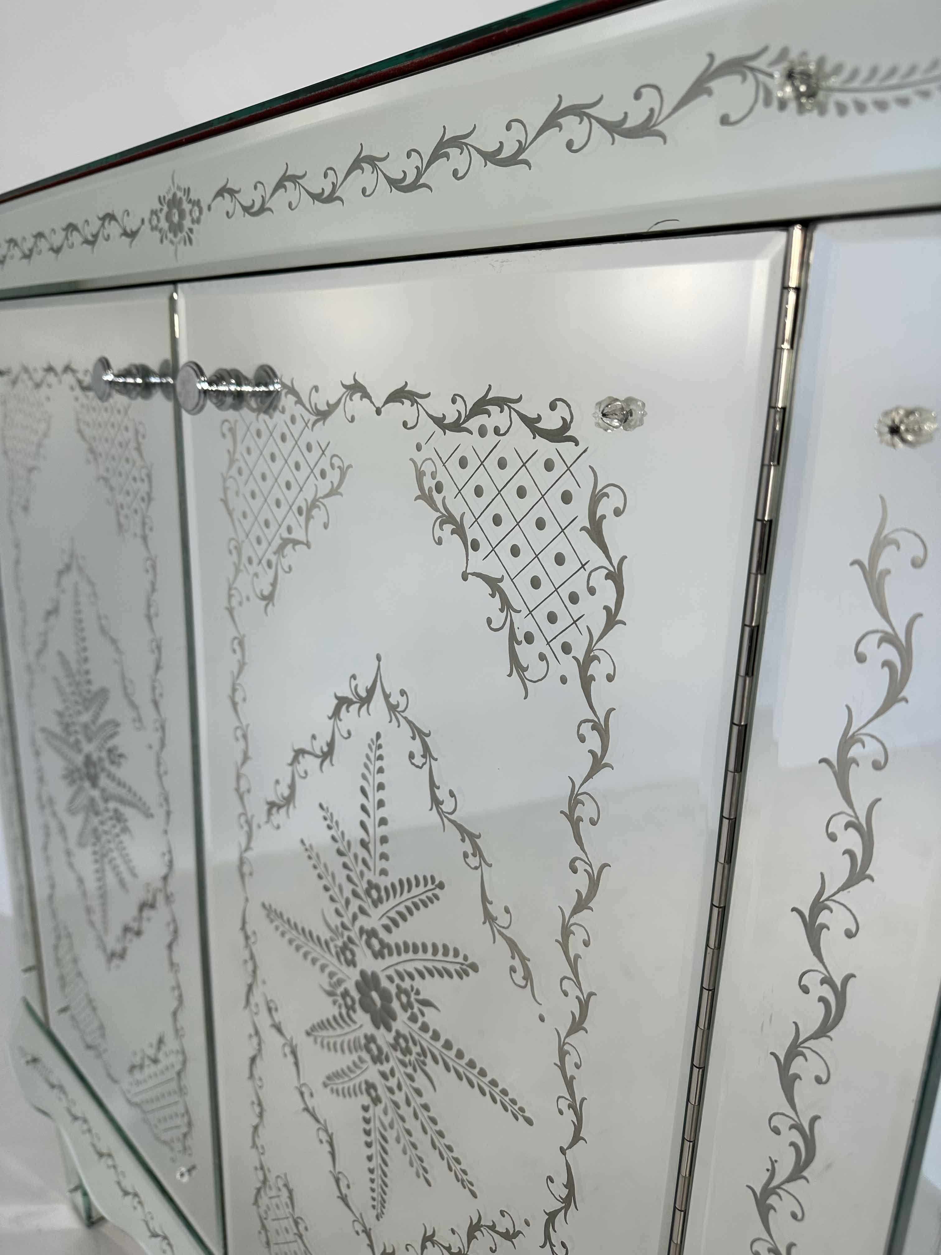 Italian Engraved Murano Glass Mirror Cabinet, Art Deco Style For Sale 1