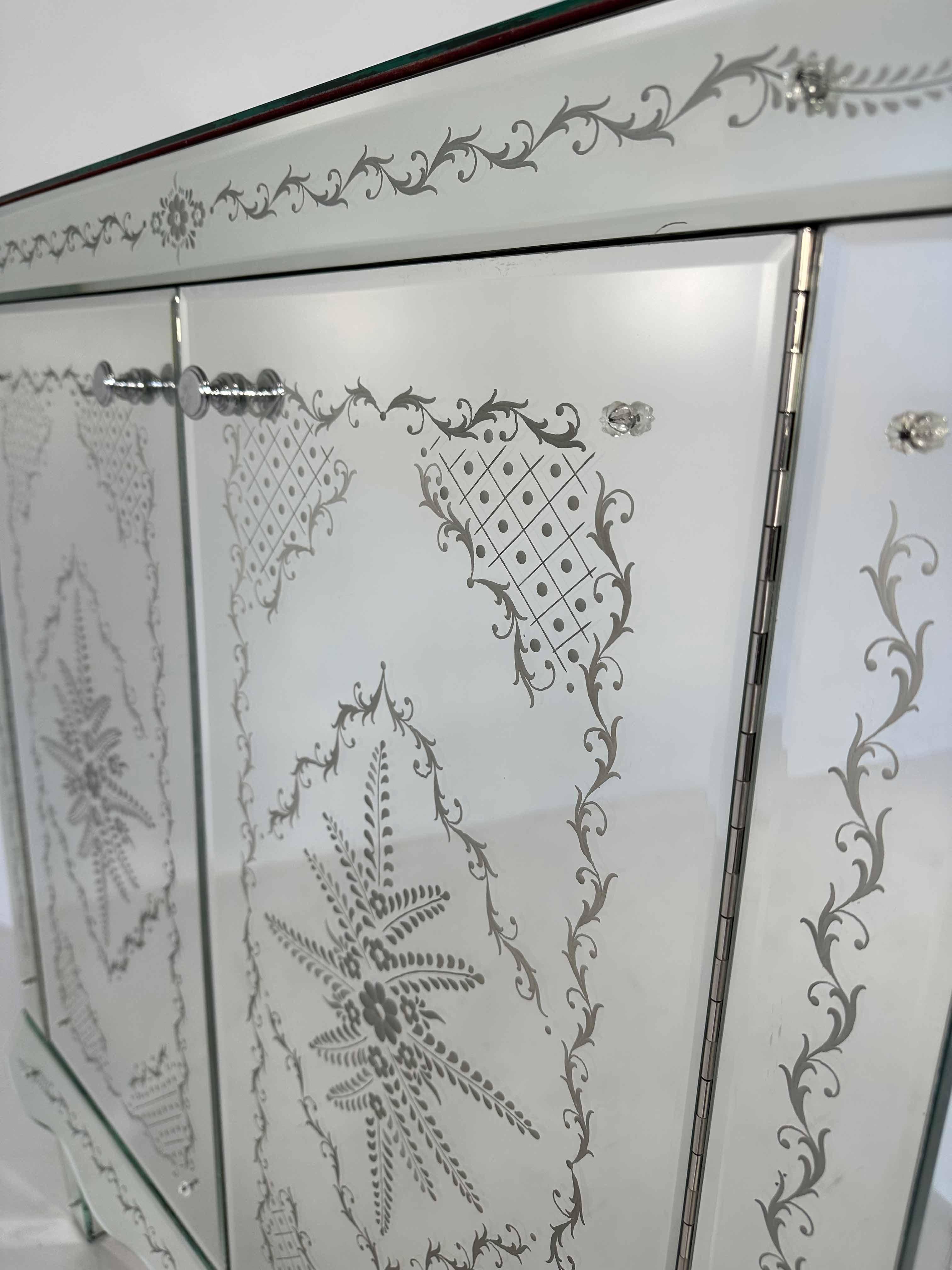 Italian Engraved Murano Glass Mirror Cabinet, Art Deco Style  For Sale 2