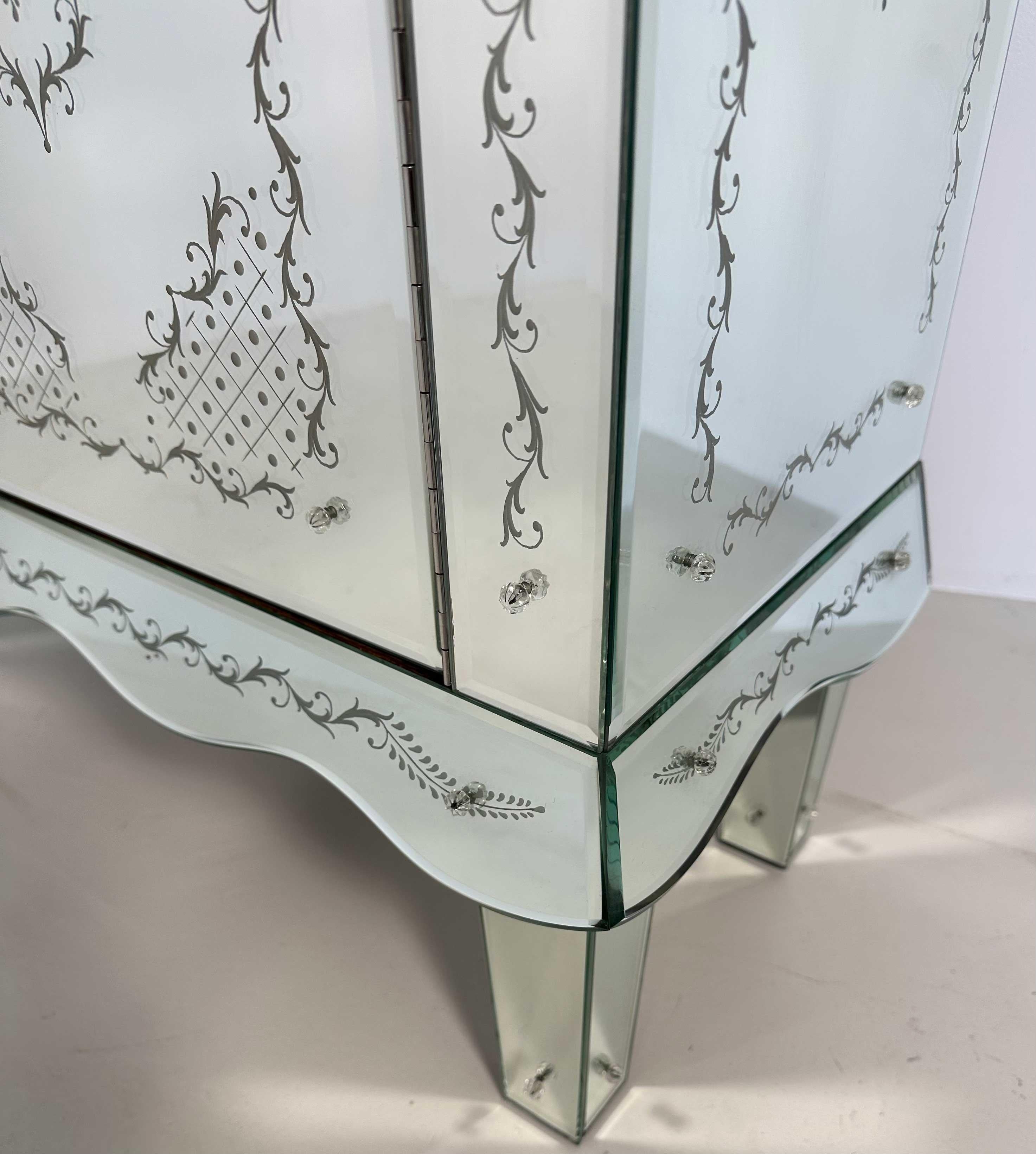 Italian Engraved Murano Glass Mirror Cabinet, Art Deco Style  For Sale 4