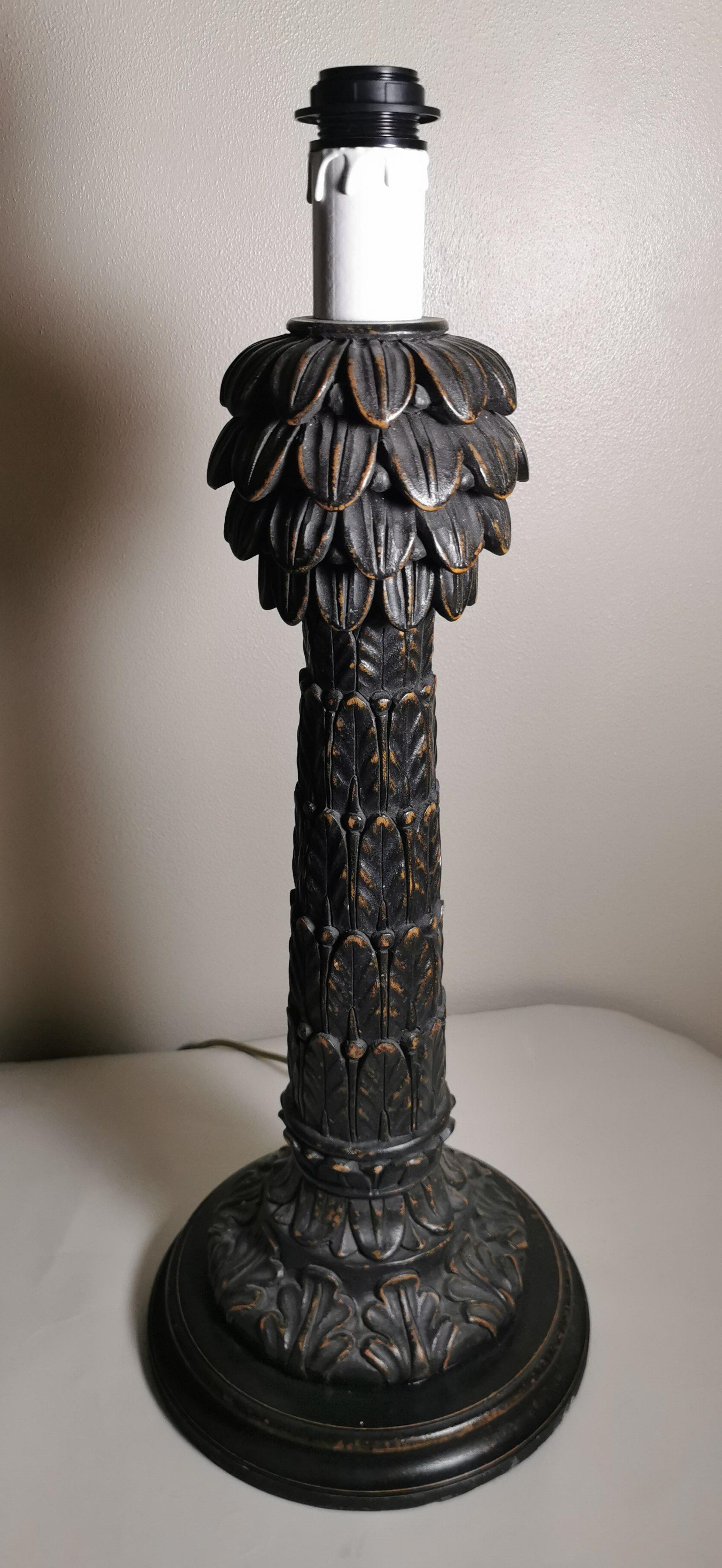 Elegant and exotic engraved and antiqued wood lamp portraying a Palm. 
This lamp is part of a set of two. You can find the other one, portraying an oriental character on our page.

This lamp comes without the lampshade.

Artecornici design