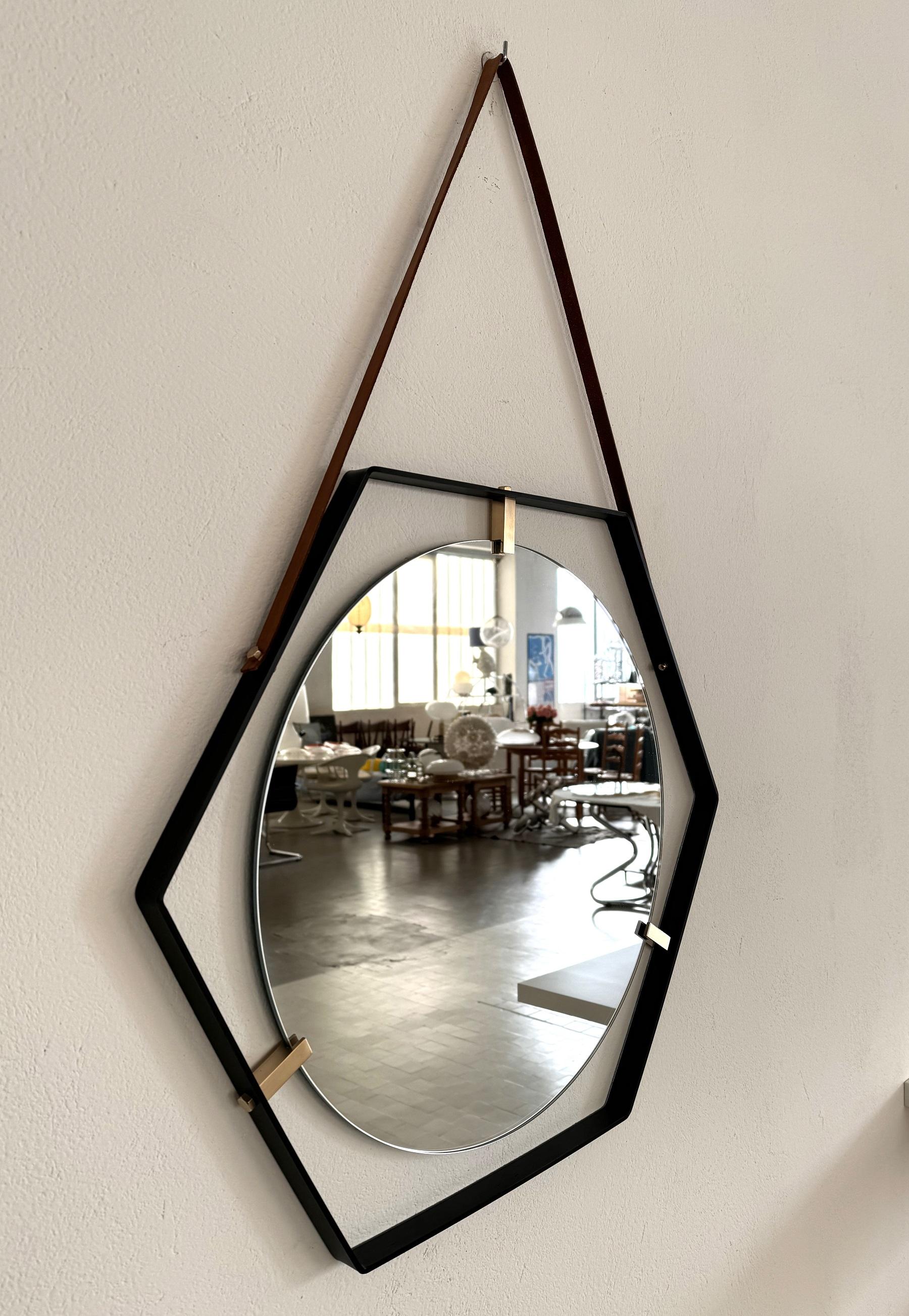Miroir mural flottant italien avec sangle en cuir et détails en laiton, 1960 en vente 3
