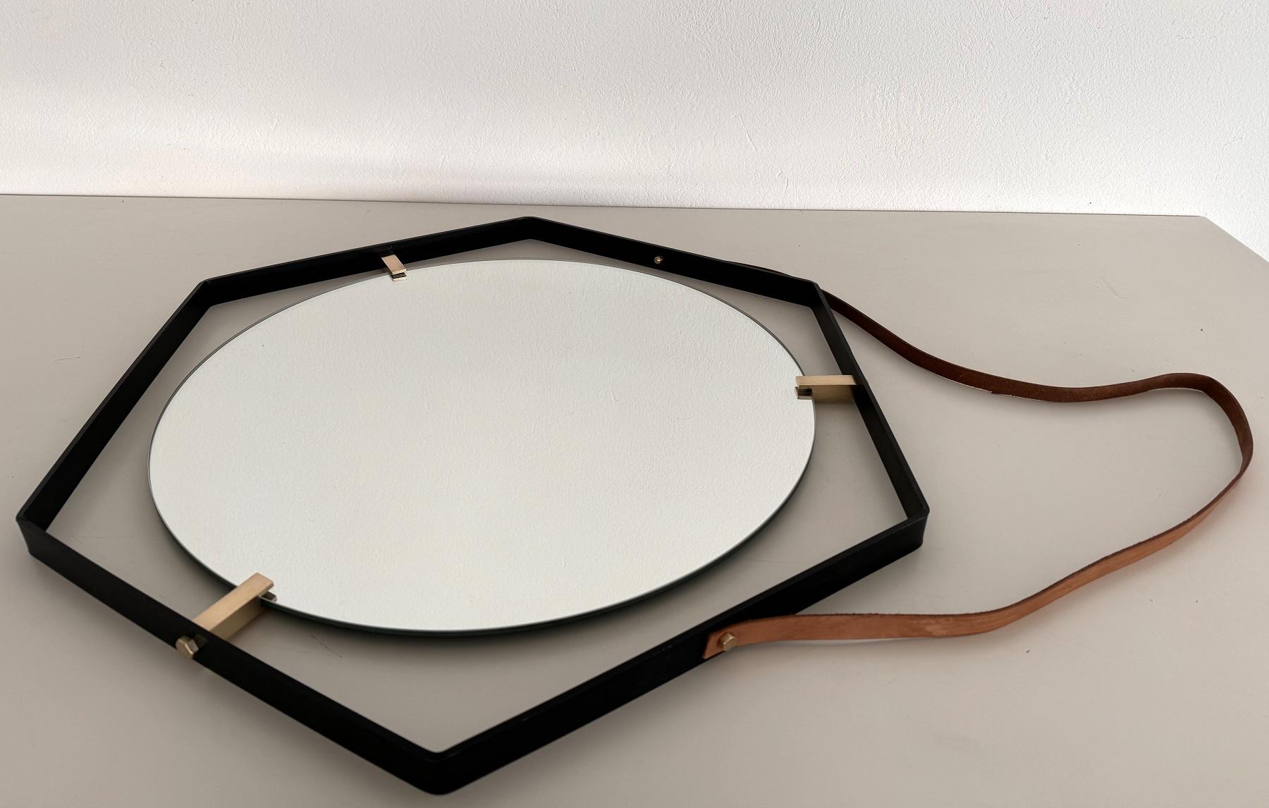 Miroir mural flottant italien avec sangle en cuir et détails en laiton, 1960 en vente 4