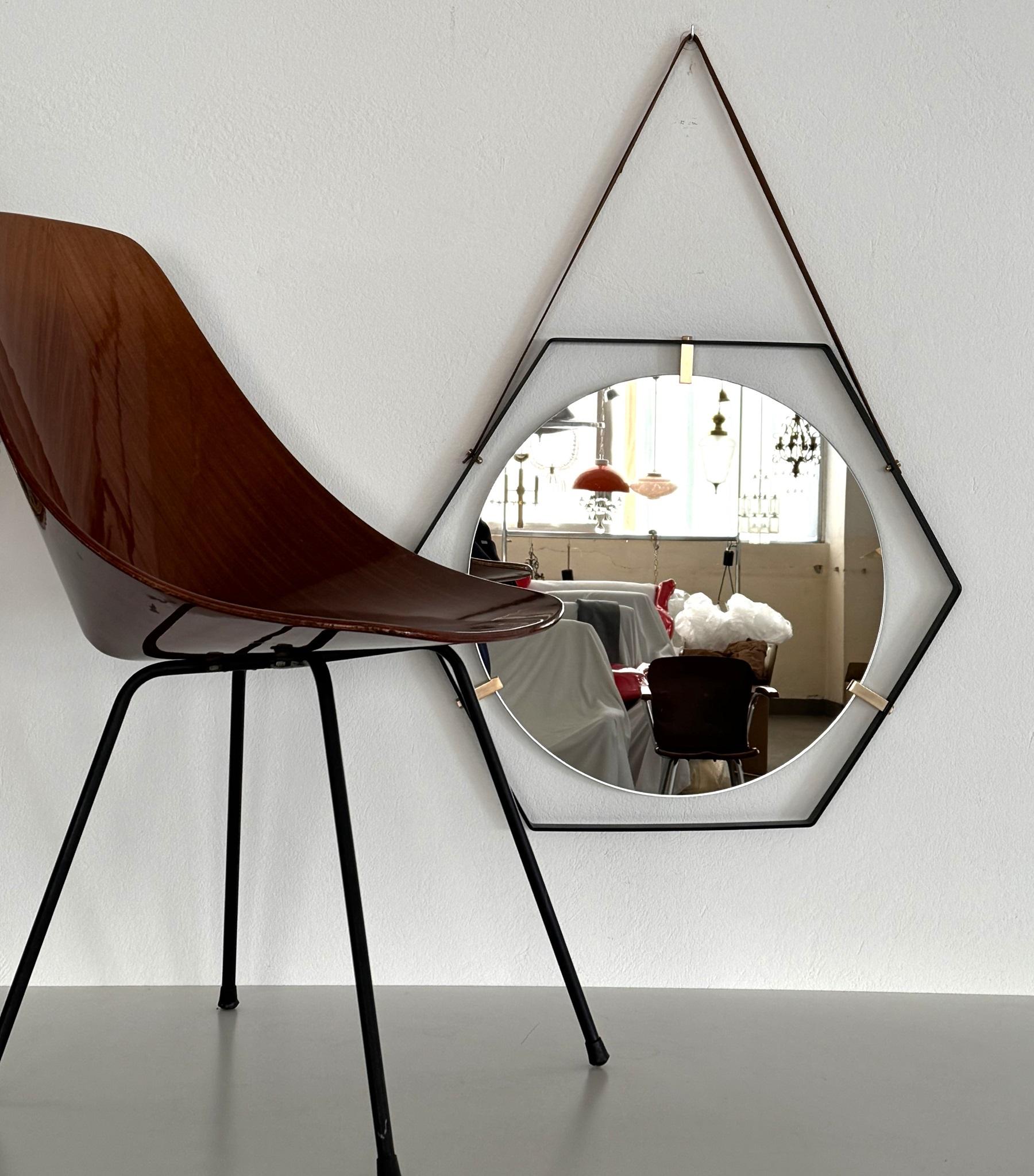 Miroir mural flottant esagonal italien avec courroie en cuir et détails en laiton, 1960

Magnifique miroir mural flottant de forme esagonale datant du milieu du siècle dernier en Italie.
Magnifique design italien minimaliste mais sophistiqué sur un