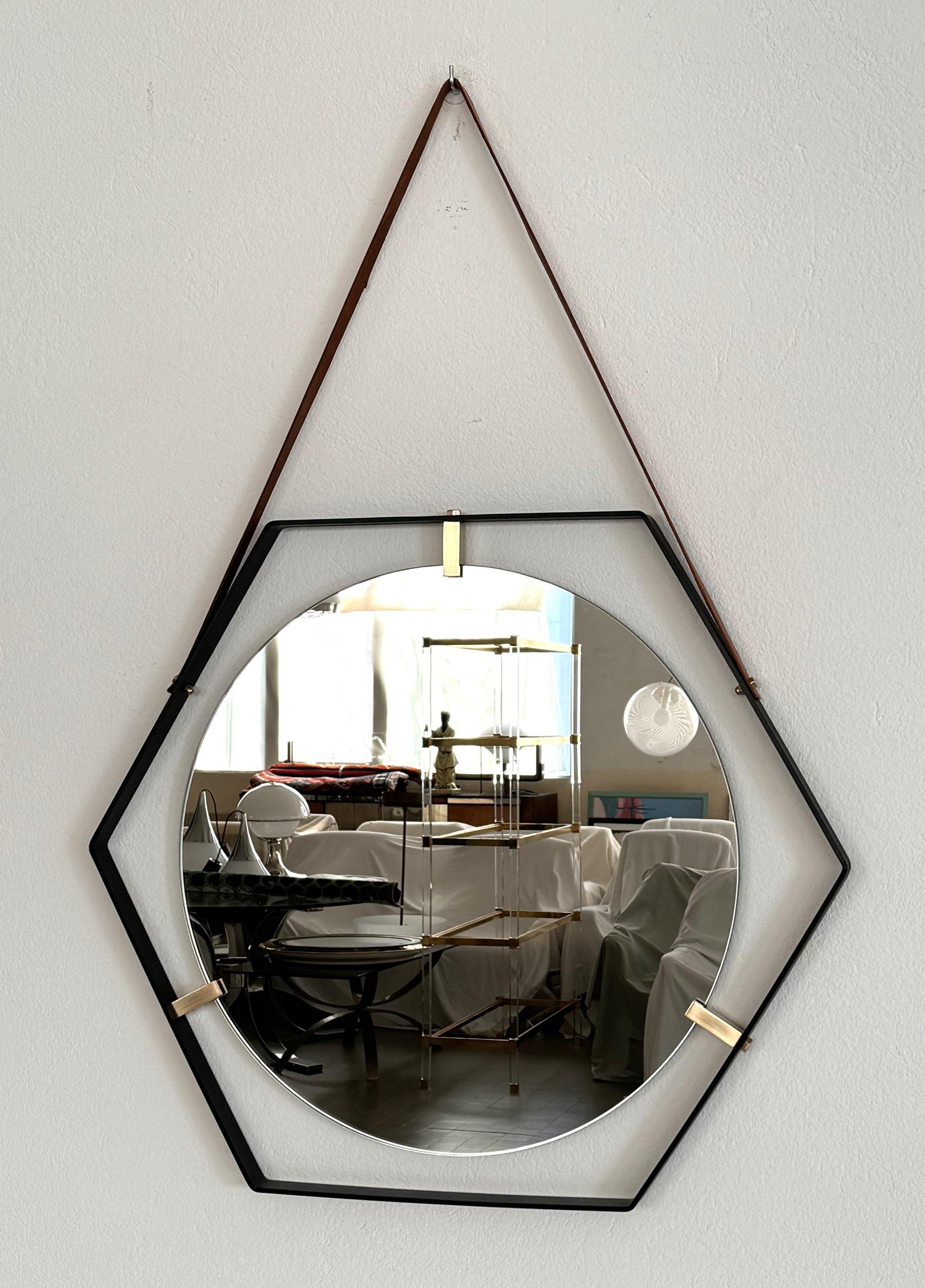 Mid-Century Modern Miroir mural flottant italien avec sangle en cuir et détails en laiton, 1960 en vente