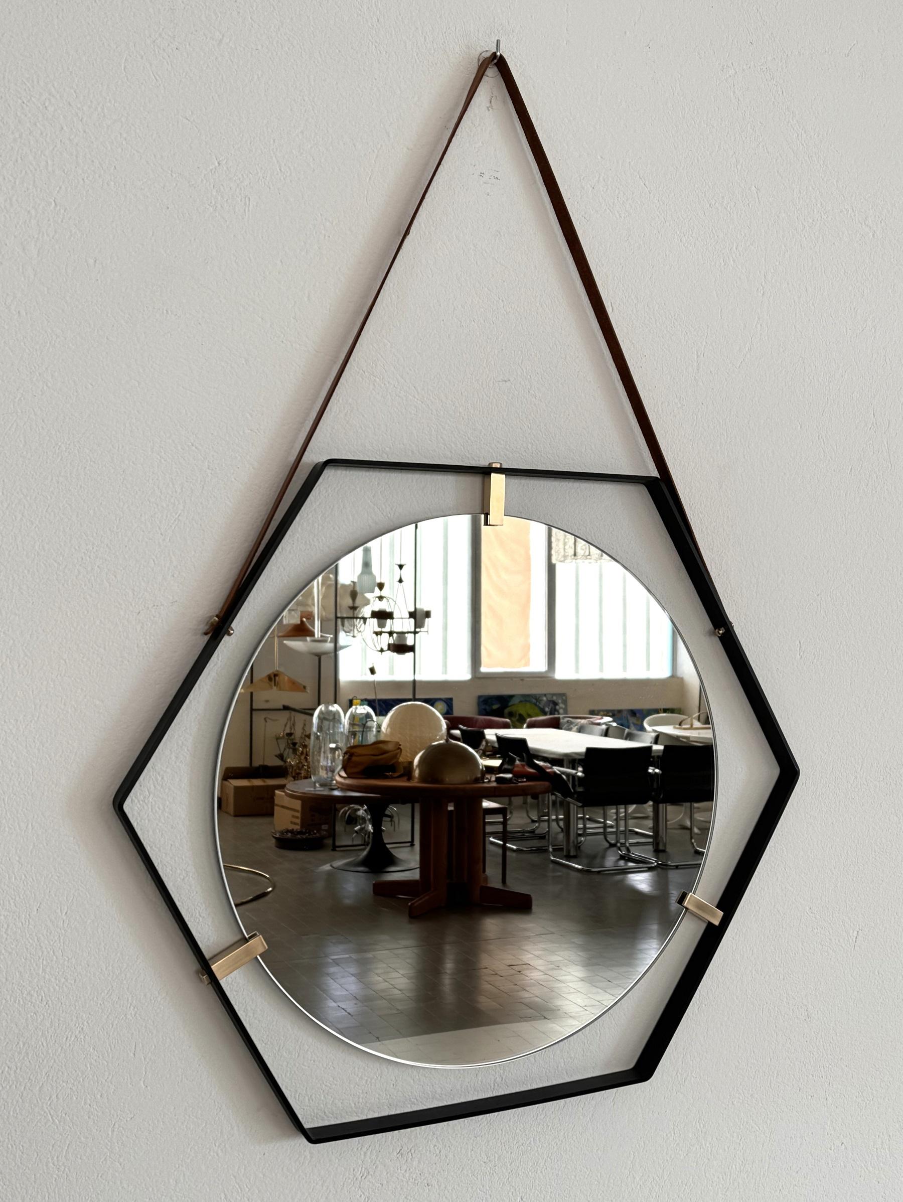 Miroir mural flottant italien avec sangle en cuir et détails en laiton, 1960 en vente 2