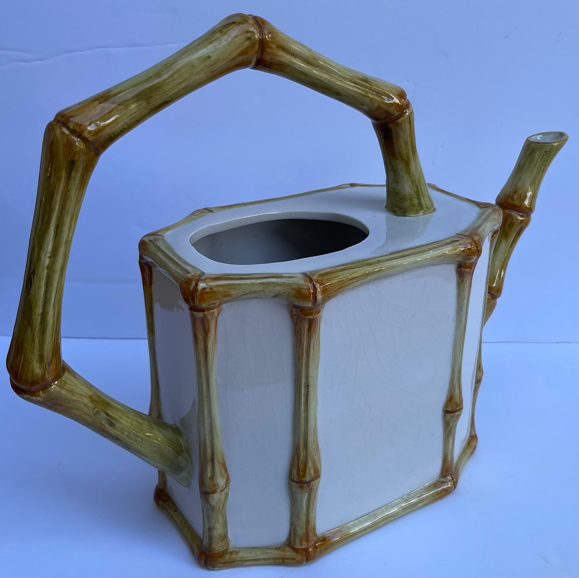 Can italiano di Este Ceramiche in finto bambù. Ceramica color osso con manico e finiture in bambù simulato in una tonalità verde/marrone. Timbro del marchio sul lato inferiore. 

Questo pezzo è pesante e ben fatto ed è un annaffiatoio perfettamente