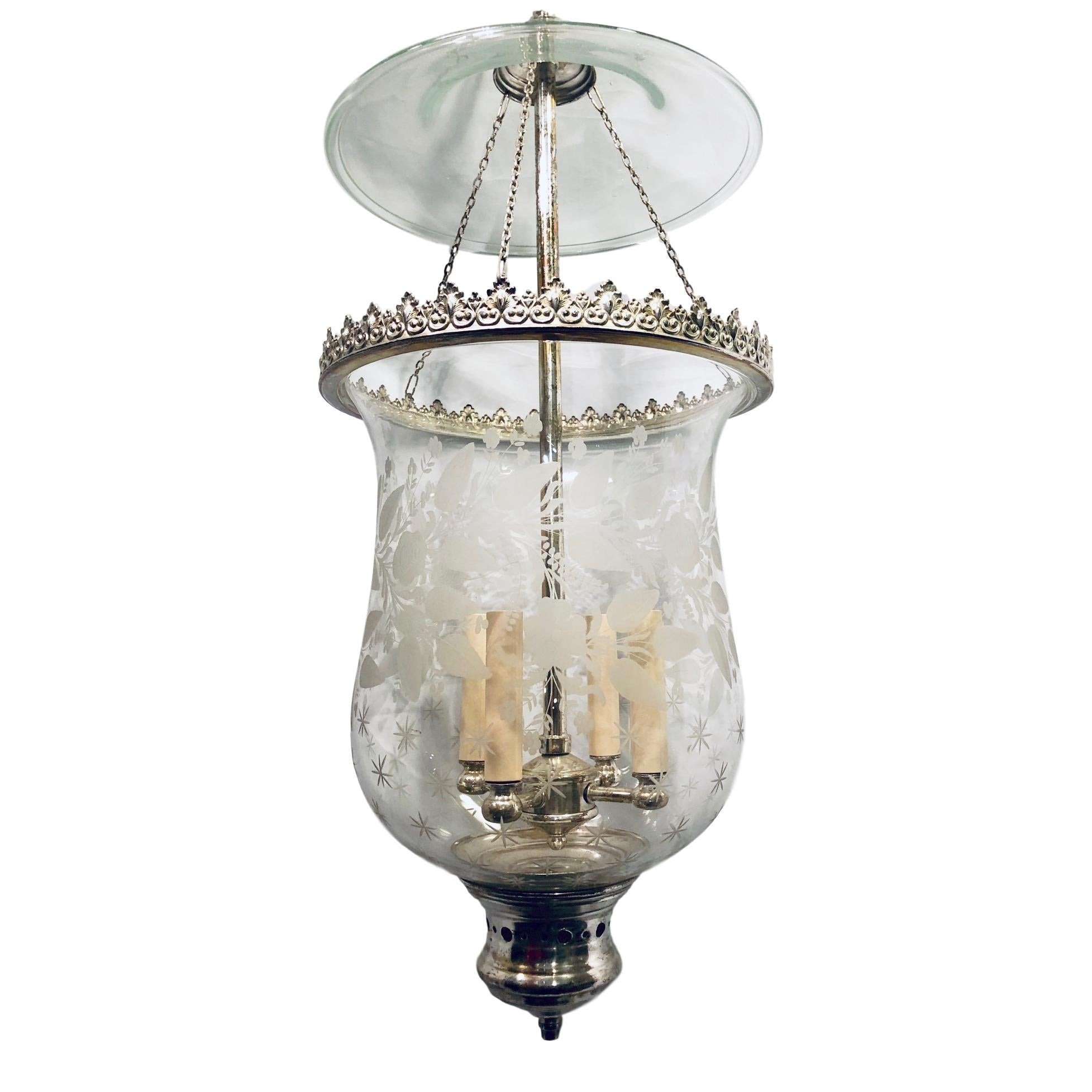 CIRCA 1910 Italienische versilberte Laterne mit geätztem Glas mit Blumenmotiv und 4 Kandelabern im Inneren.

Abmessungen:
Fallhöhe (aktuell) 37
