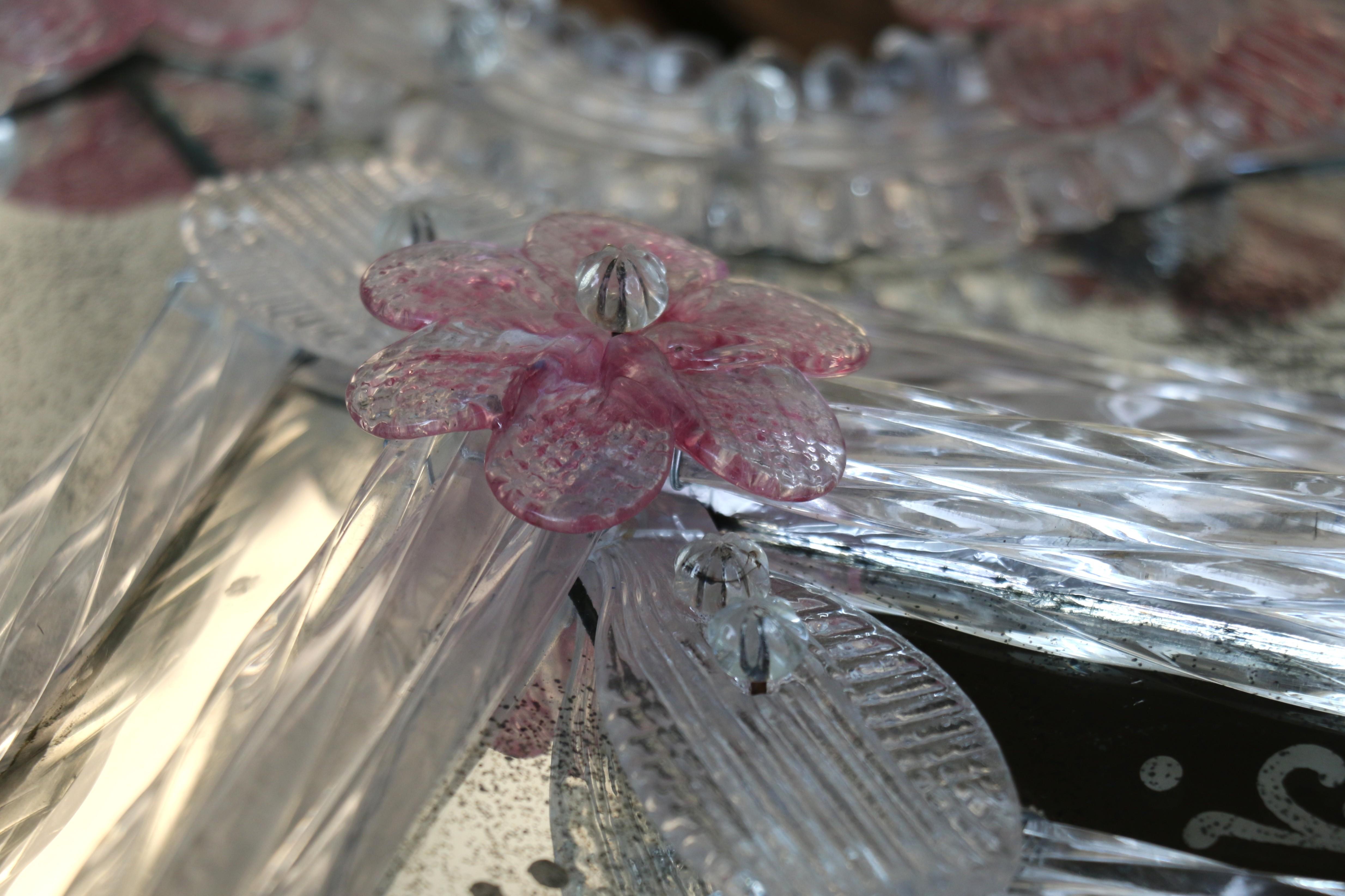 Specchio veneziano inciso con fiori in vetro di Murano rosa in vendita 4