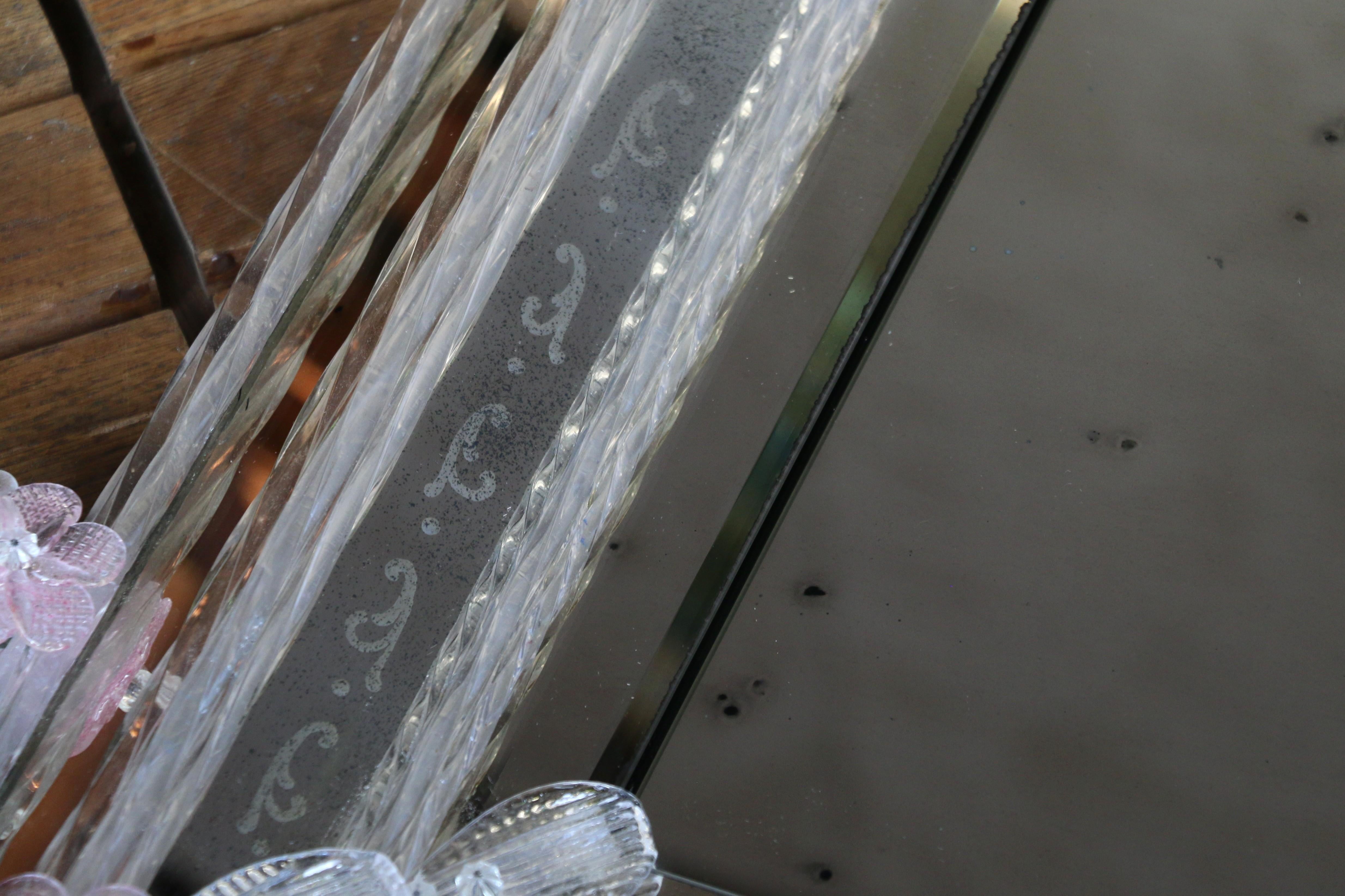 Specchio veneziano inciso con fiori in vetro di Murano rosa in vendita 5