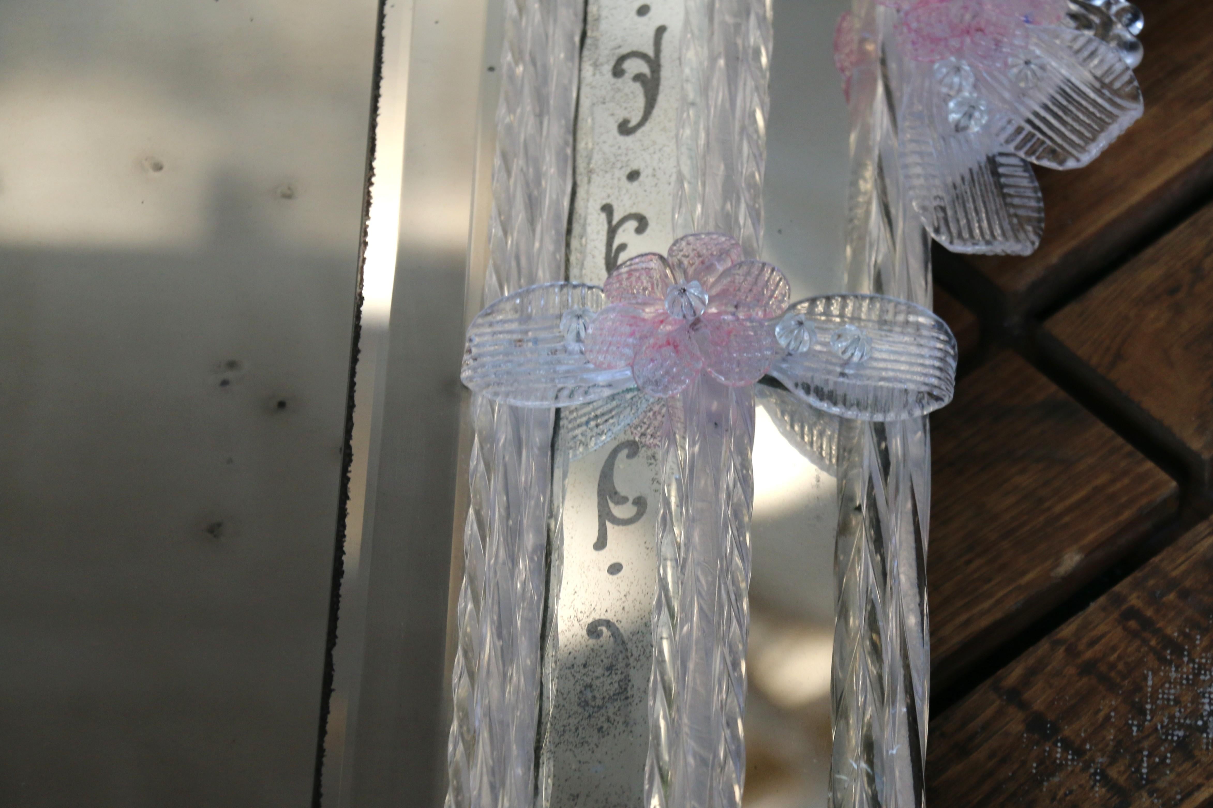 Specchio veneziano inciso con fiori in vetro di Murano rosa in vendita 6