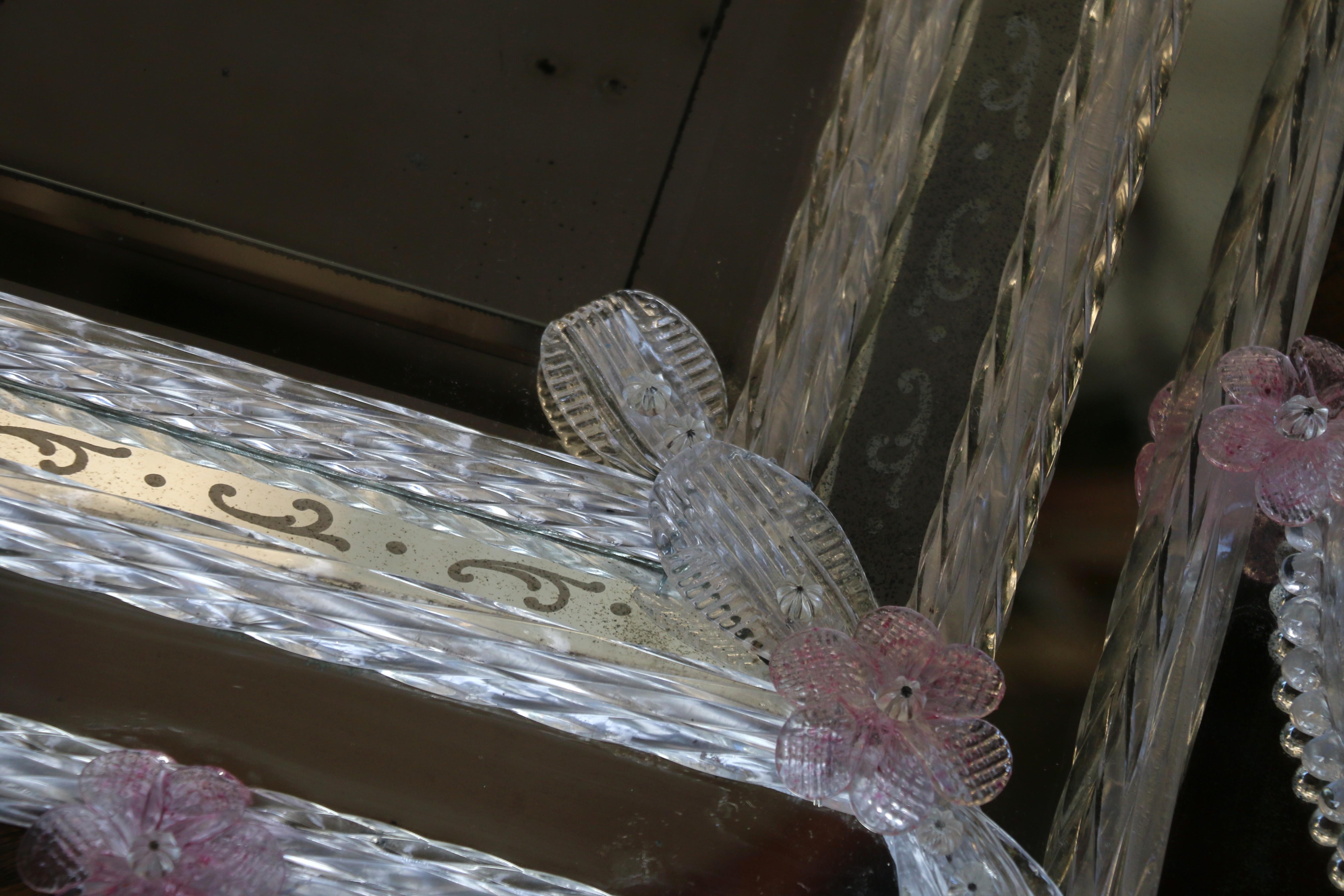 Specchio veneziano inciso con fiori in vetro di Murano rosa in vendita 7