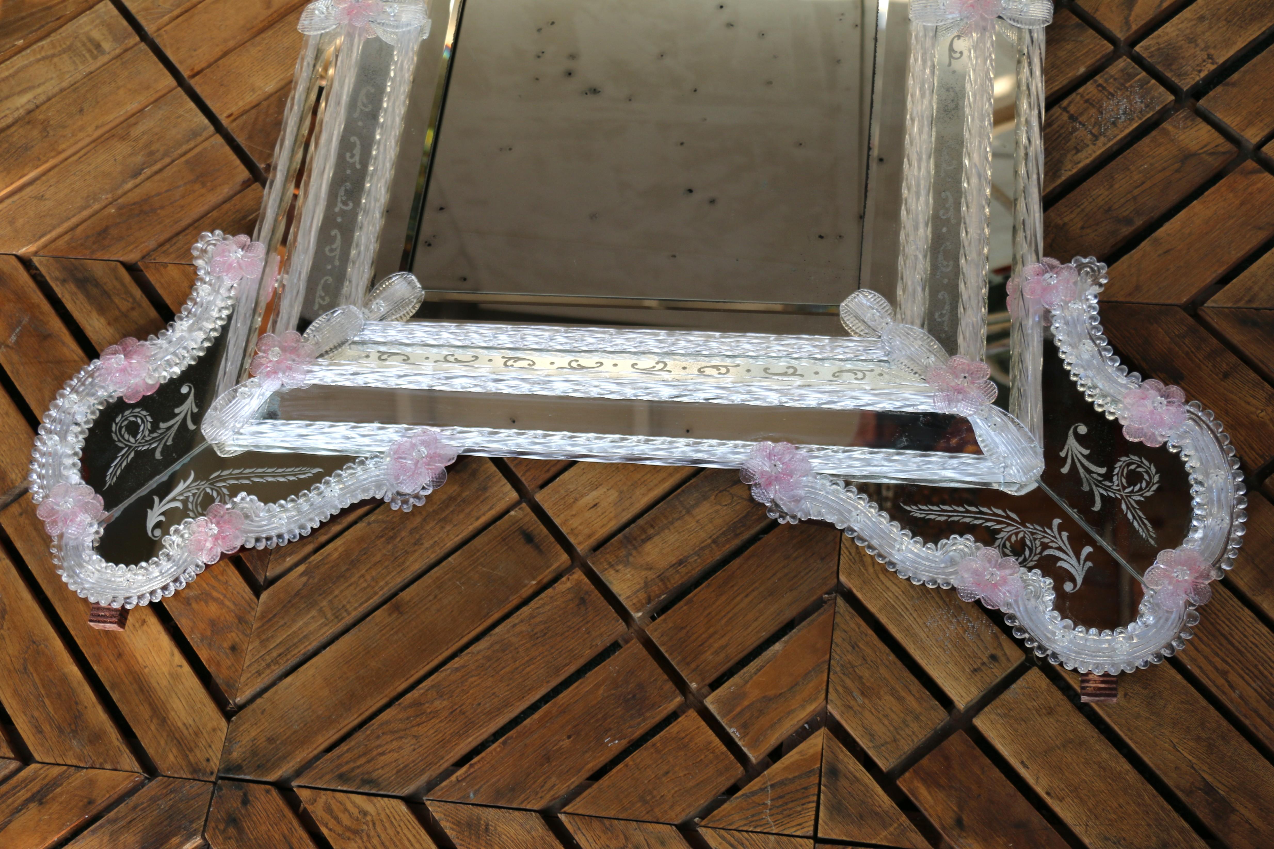 Specchio veneziano inciso con fiori in vetro di Murano rosa in vendita 8