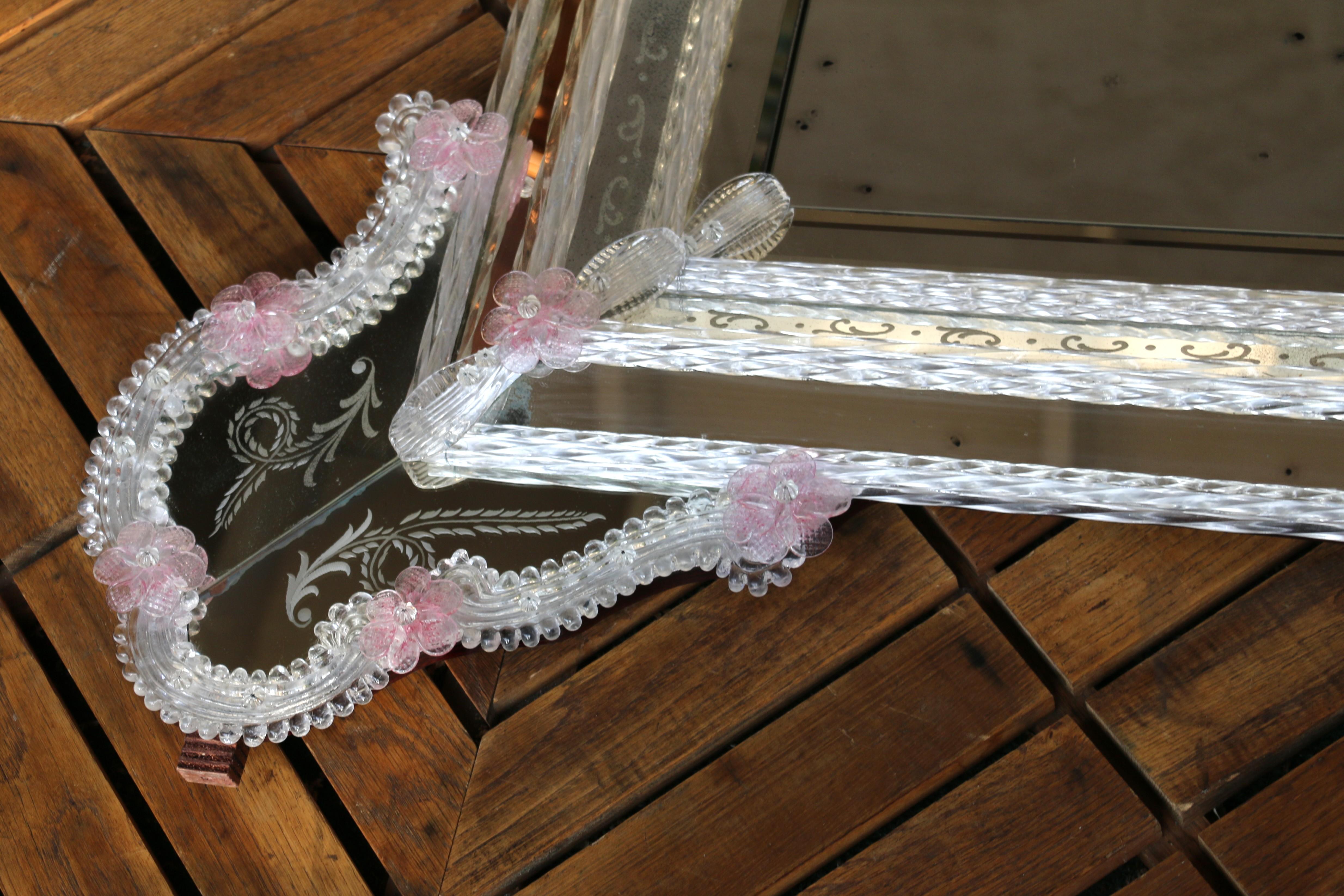 Specchio veneziano inciso con fiori in vetro di Murano rosa in vendita 9