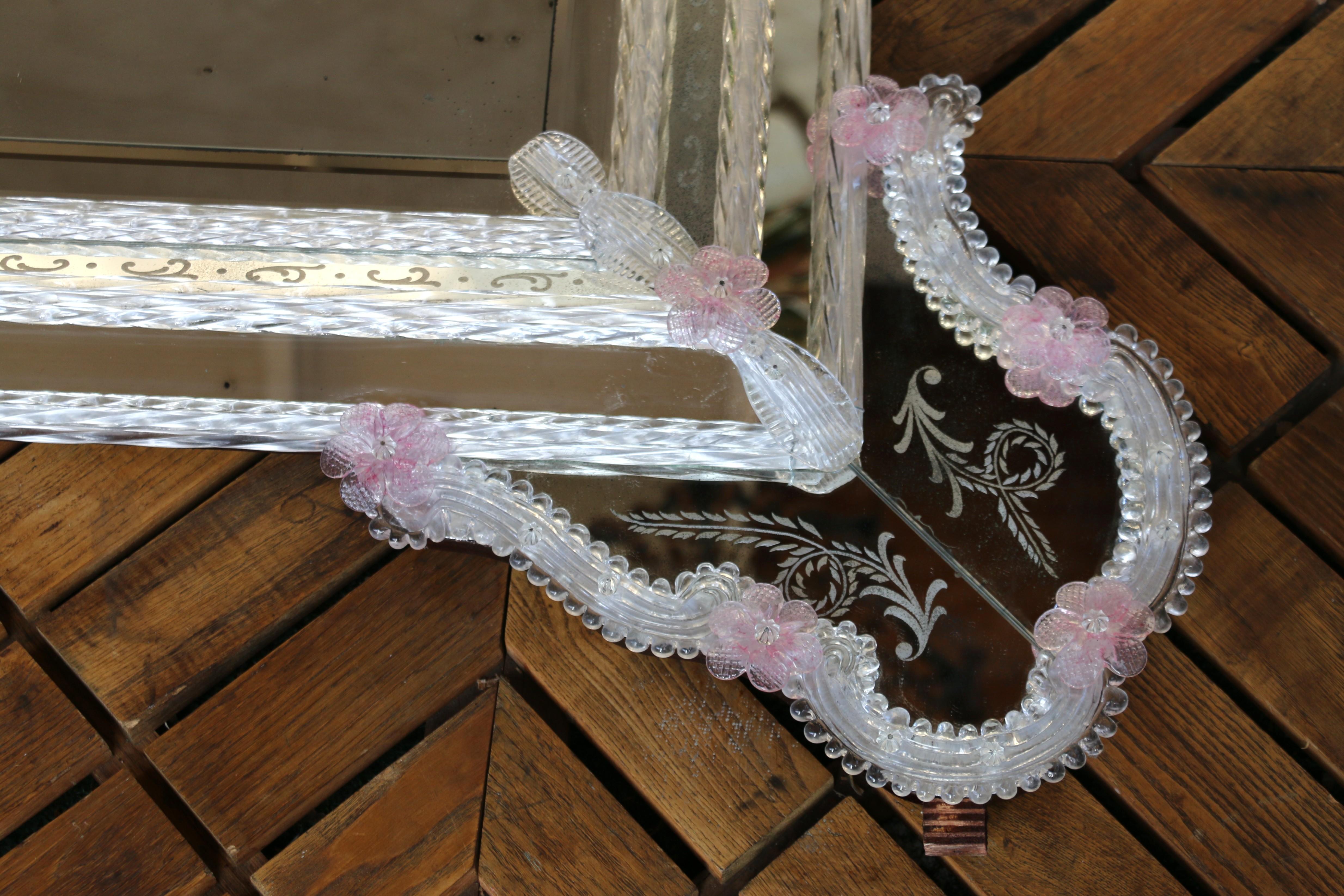 Specchio veneziano inciso con fiori in vetro di Murano rosa in vendita 10