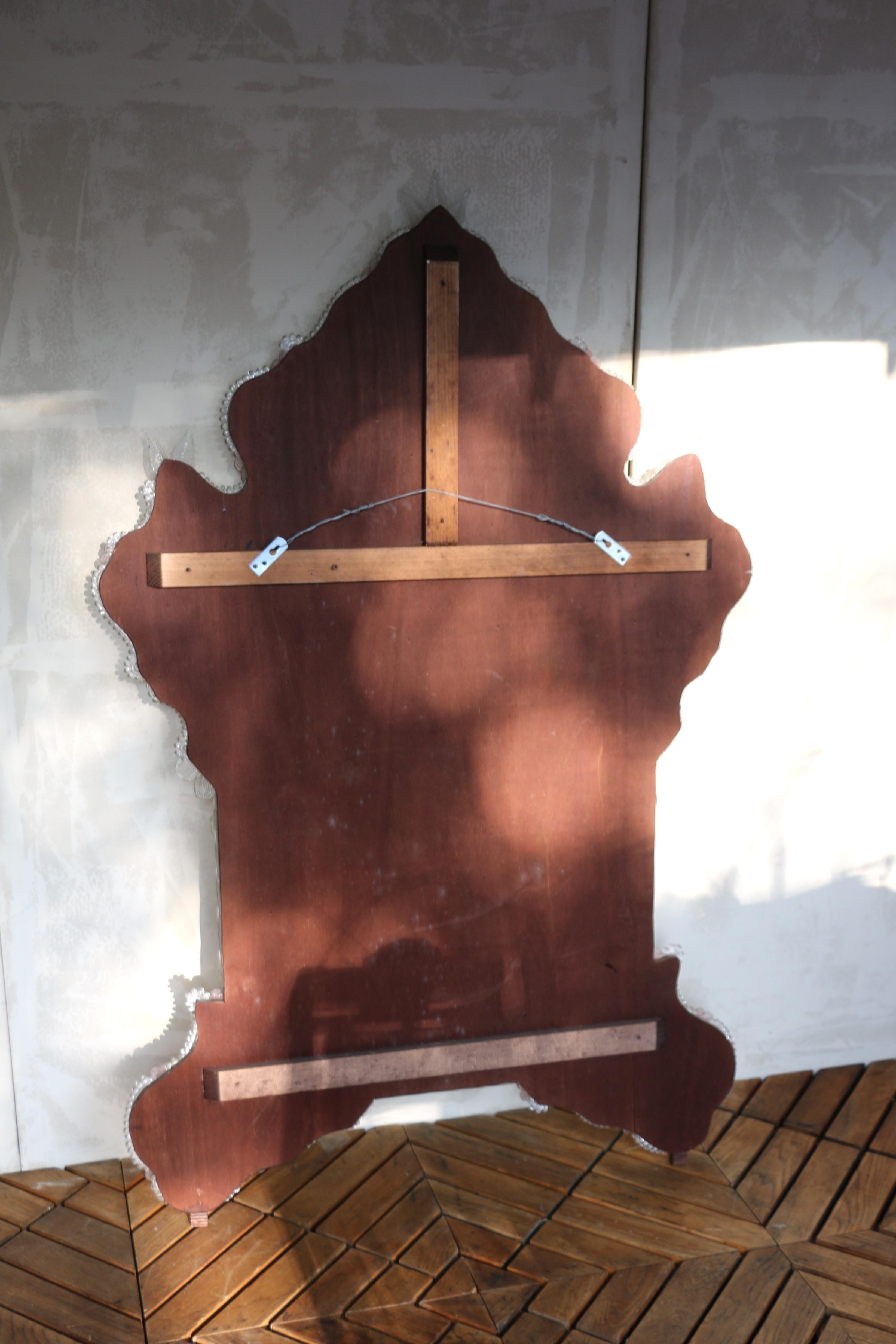 Specchio veneziano inciso con fiori in vetro di Murano rosa in vendita 11