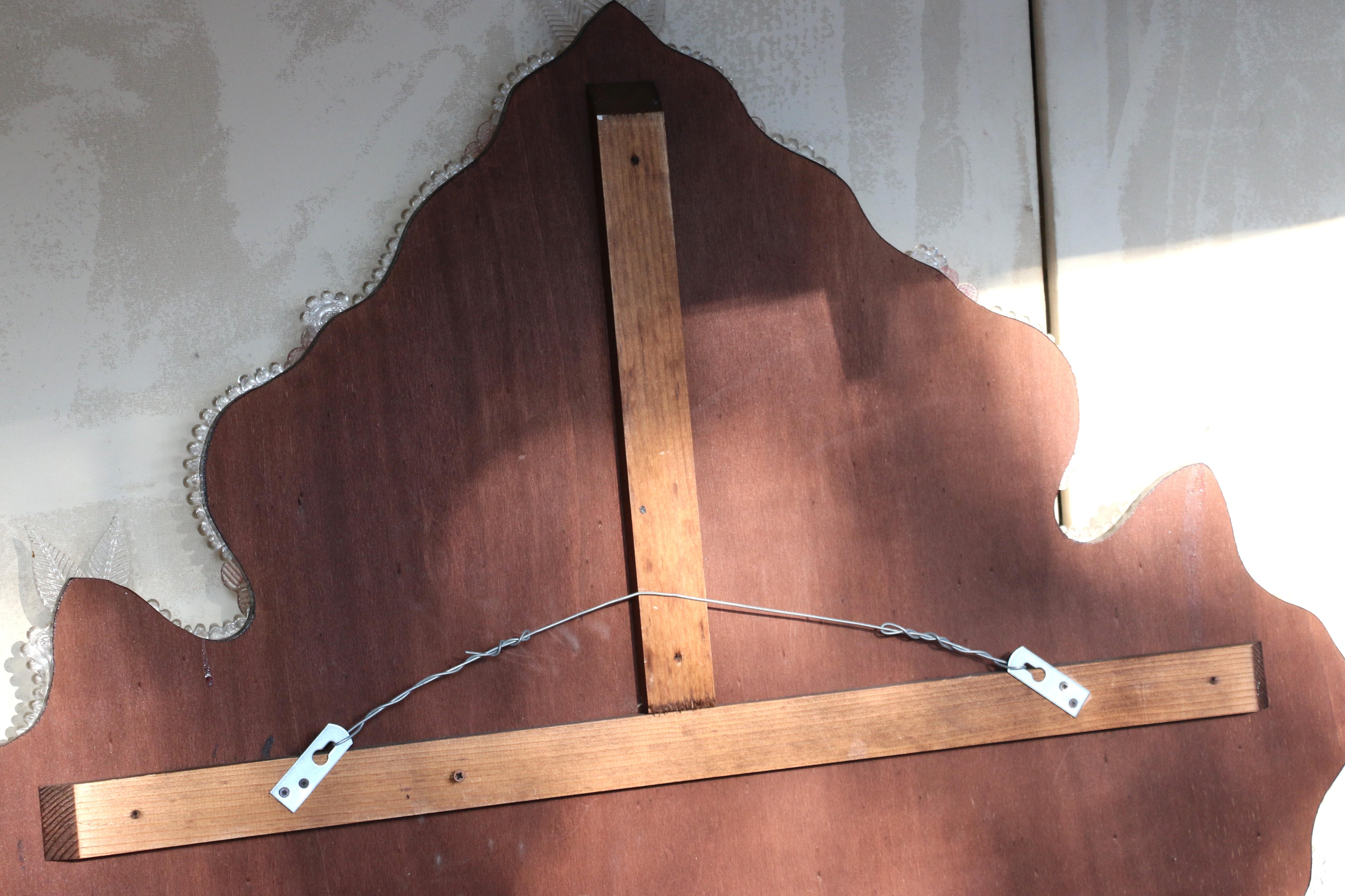 Specchio veneziano inciso con fiori in vetro di Murano rosa in vendita 12