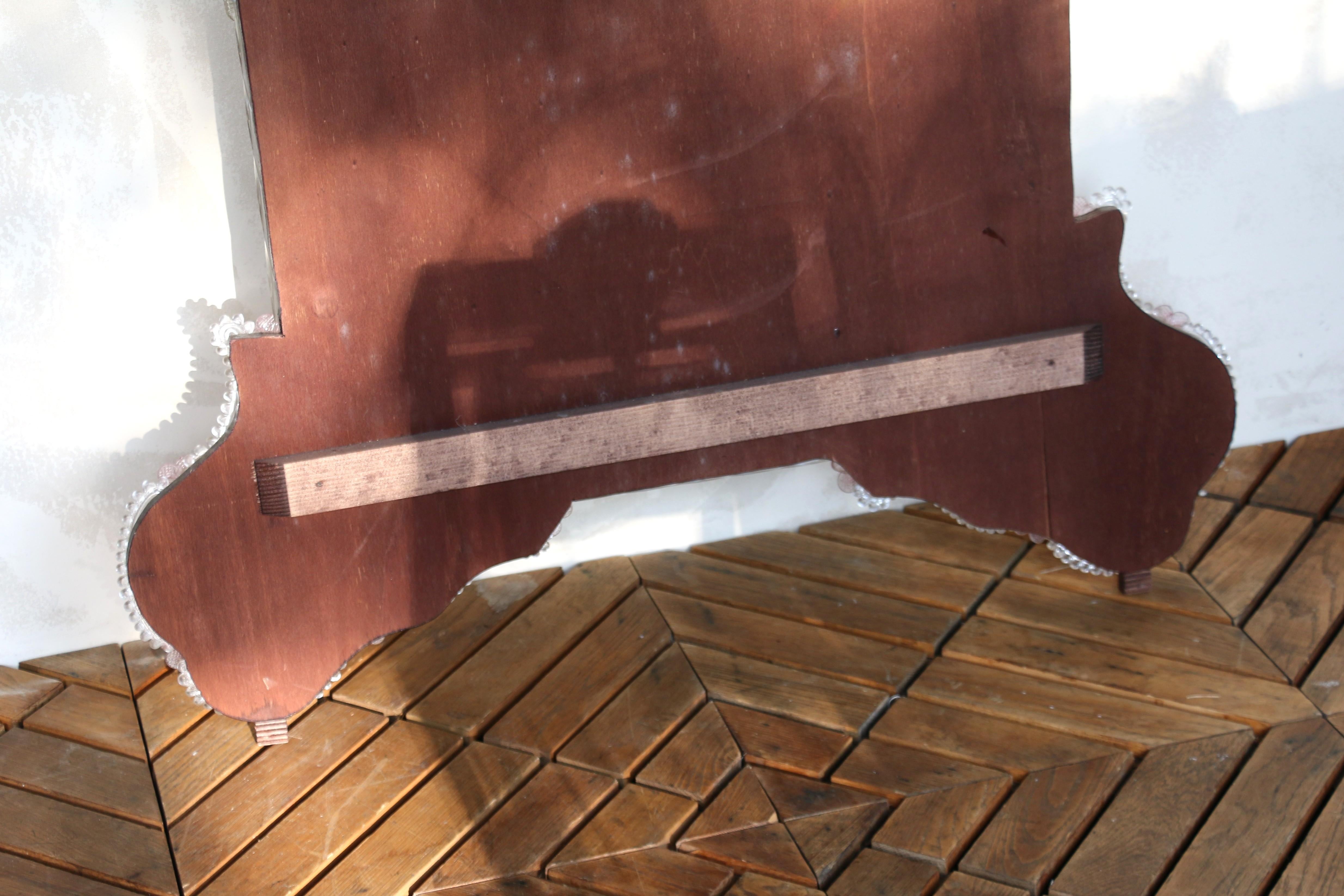 Specchio veneziano inciso con fiori in vetro di Murano rosa in vendita 13