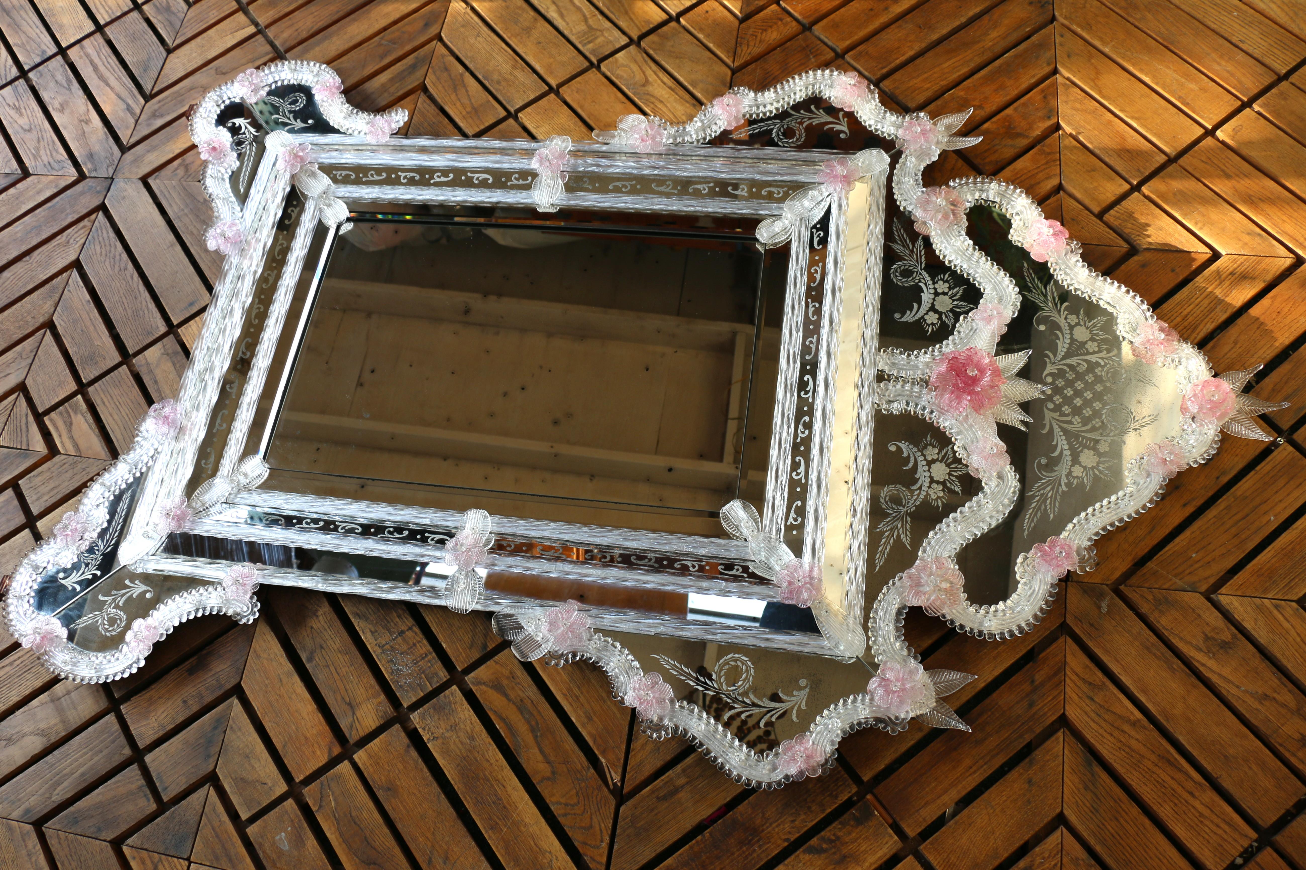 Neobarocco Specchio veneziano inciso con fiori in vetro di Murano rosa in vendita