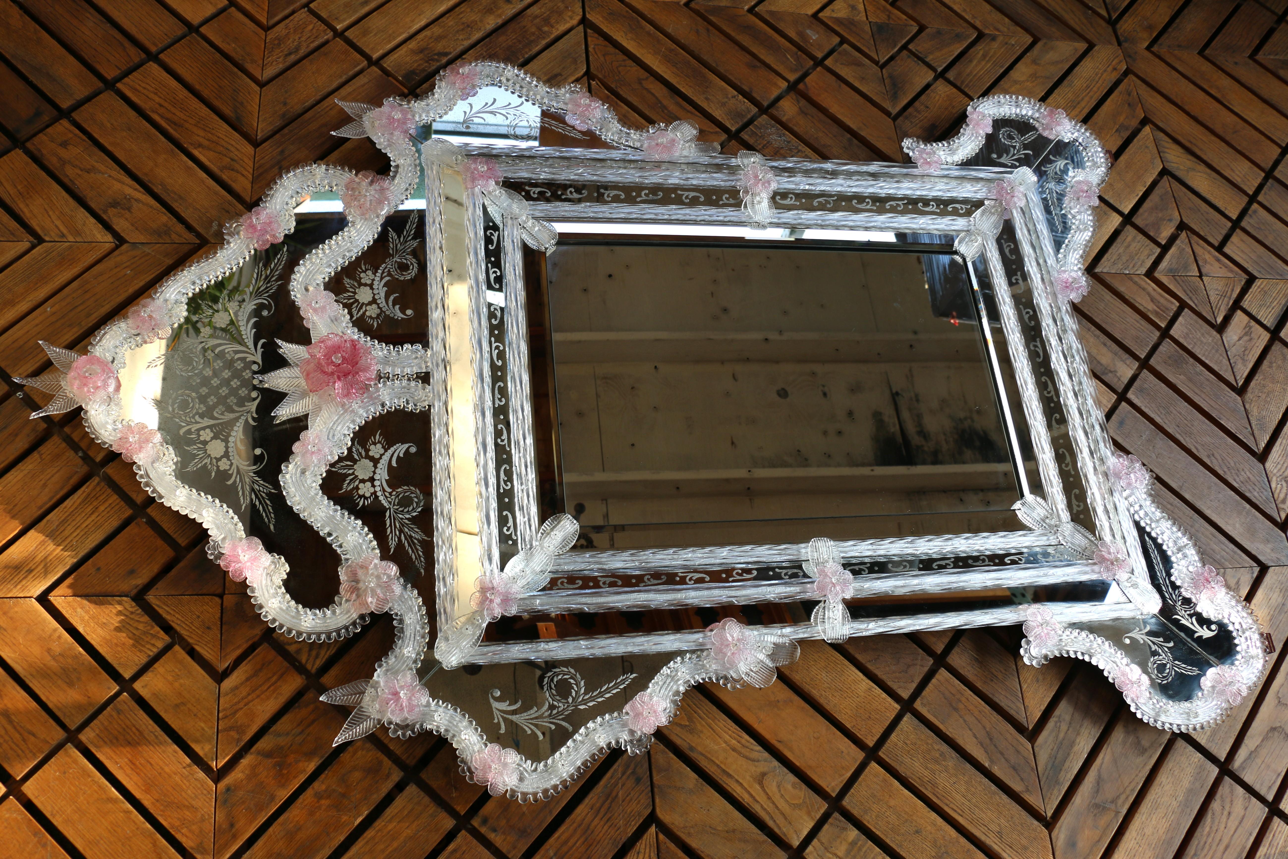 Italiano Specchio veneziano inciso con fiori in vetro di Murano rosa in vendita