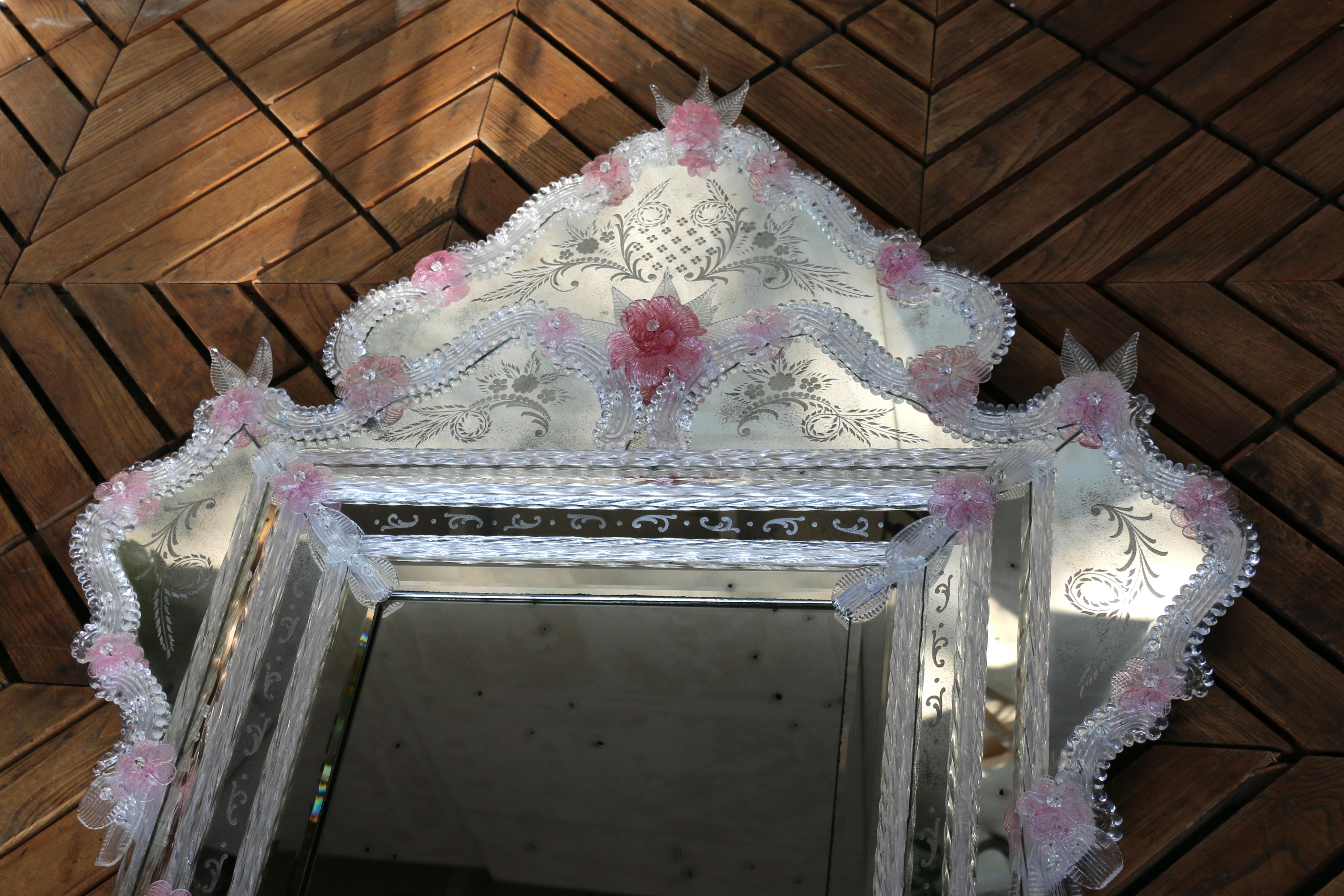 Specchio veneziano inciso con fiori in vetro di Murano rosa In condizioni buone in vendita a North Hollywood, CA