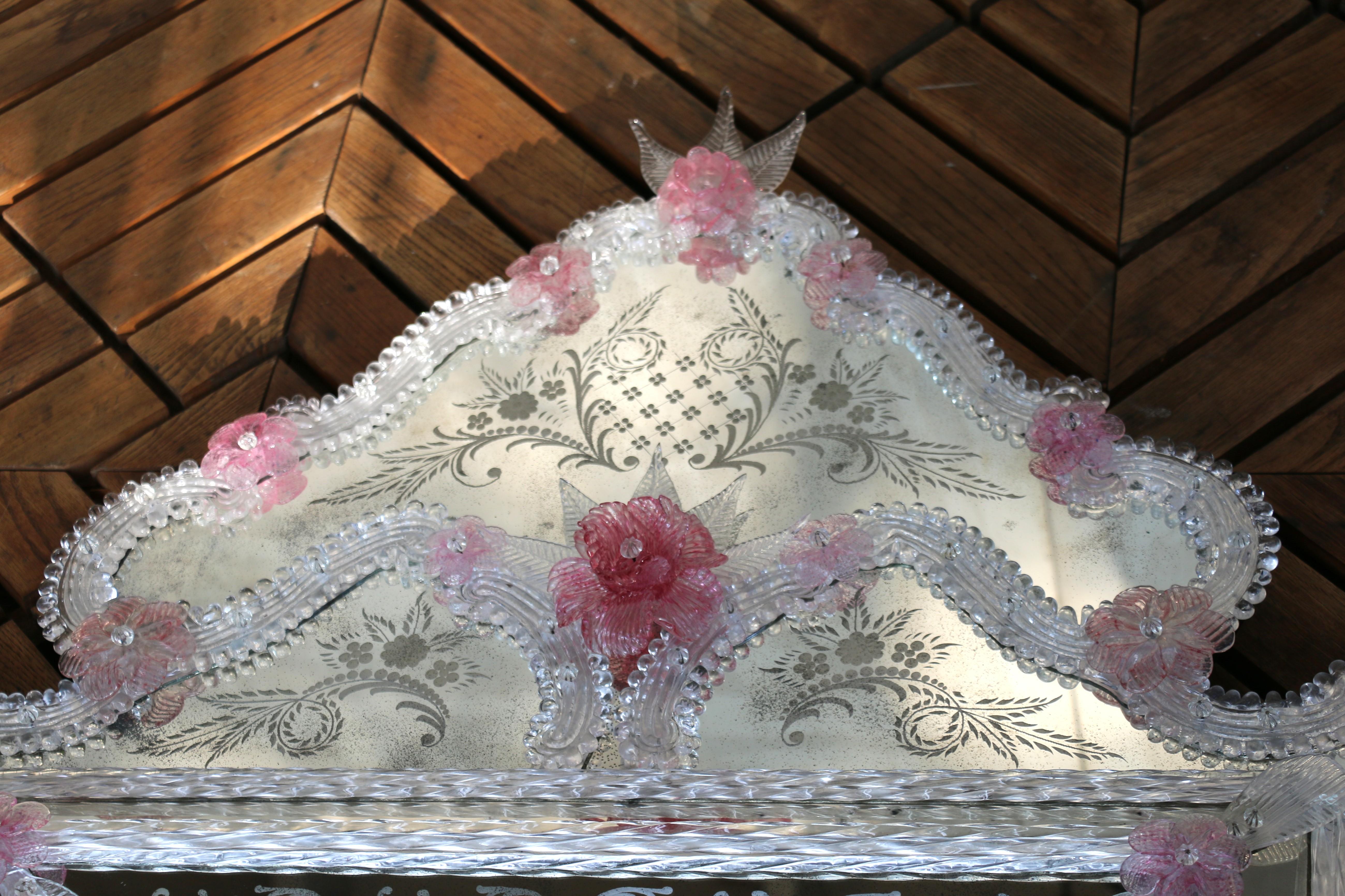 XXI secolo e contemporaneo Specchio veneziano inciso con fiori in vetro di Murano rosa in vendita