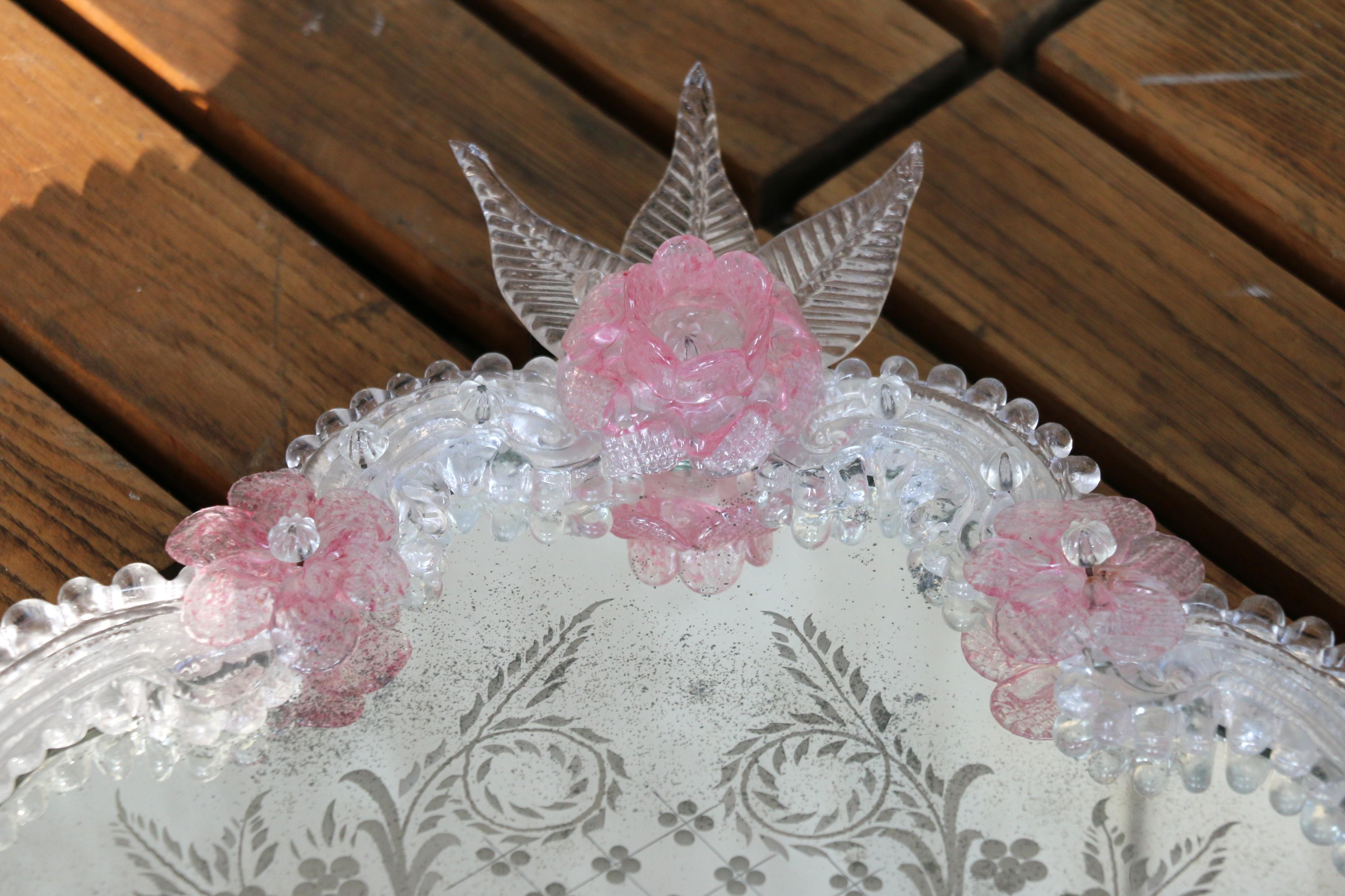 Specchio veneziano inciso con fiori in vetro di Murano rosa in vendita 1