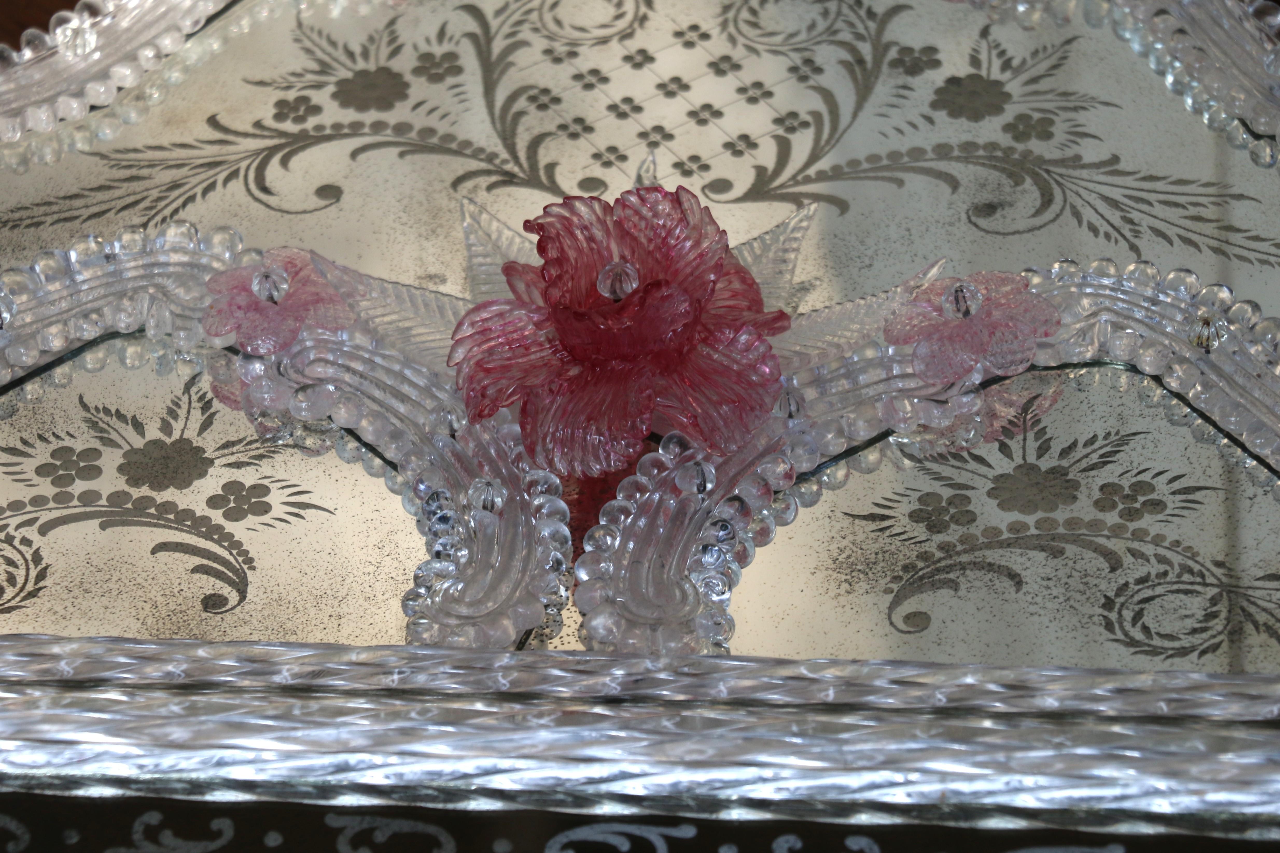 Specchio veneziano inciso con fiori in vetro di Murano rosa in vendita 2