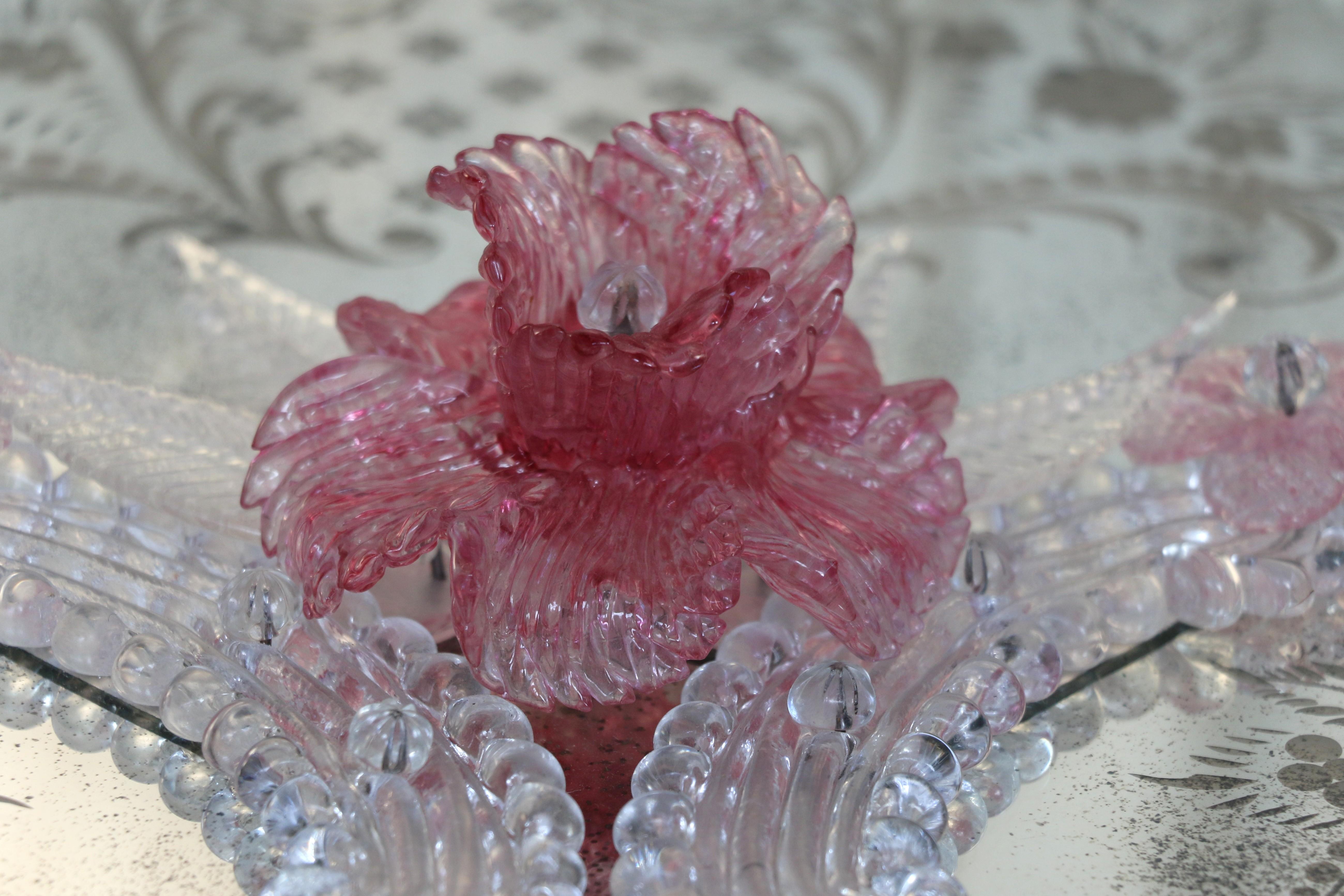 Specchio veneziano inciso con fiori in vetro di Murano rosa in vendita 3