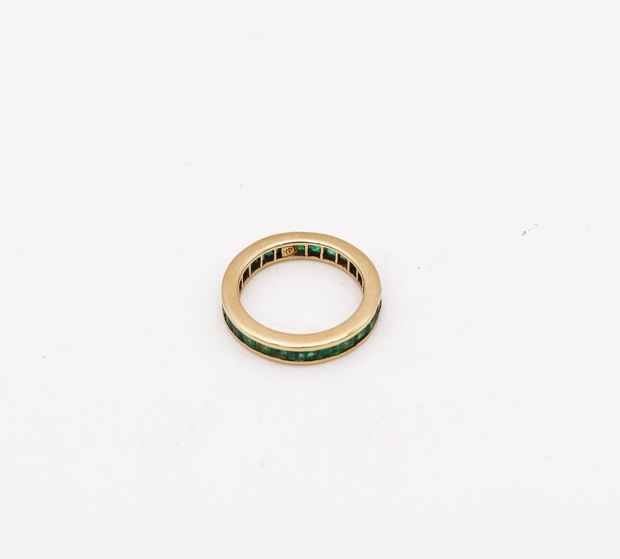 Modernist Italian Eternity Ring Band In 14 Kt Yellow Gold With 2.10 Ctw In Vivid Emeralds For Sale