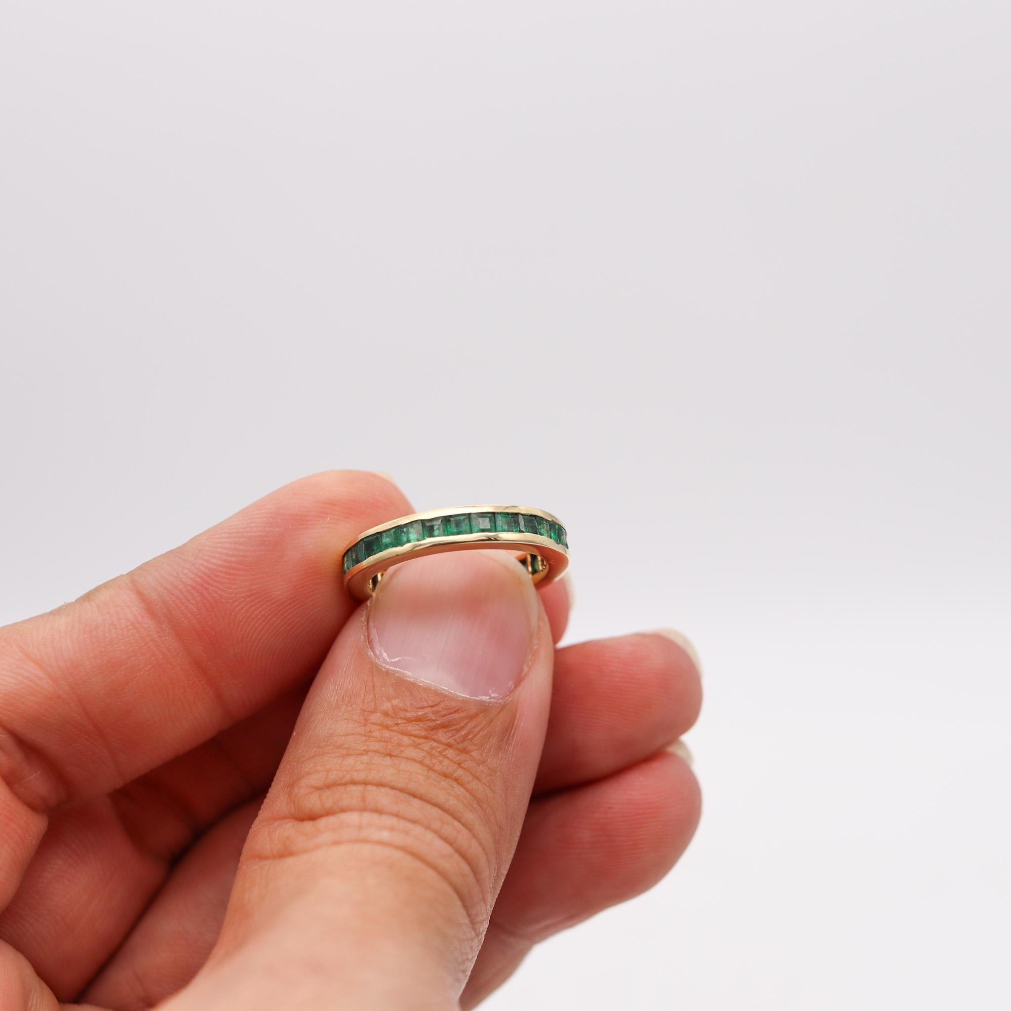 Italian Eternity Ring Band In 14 Kt Yellow Gold With 2.10 Ctw In Vivid Emeralds In Excellent Condition For Sale In Miami, FL
