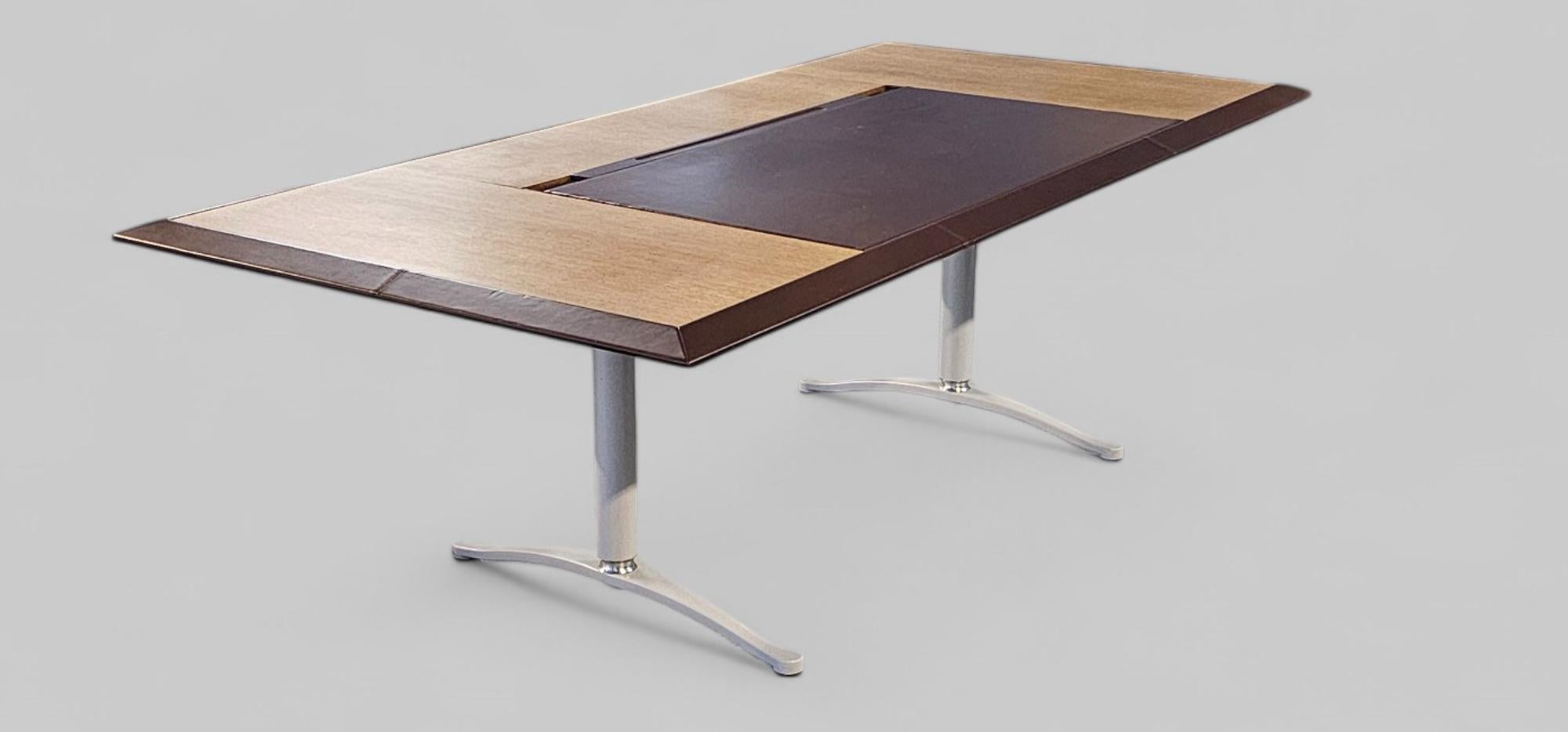 Un sistema estudiado y flexible para amueblar despachos de dirección, salas de reuniones y de juntas. Artù utiliza cuero y madera de alta calidad, 
hechos a mano con la calidad y la atención al detalle típicas de Poltrona Frau. 
La colección incluye