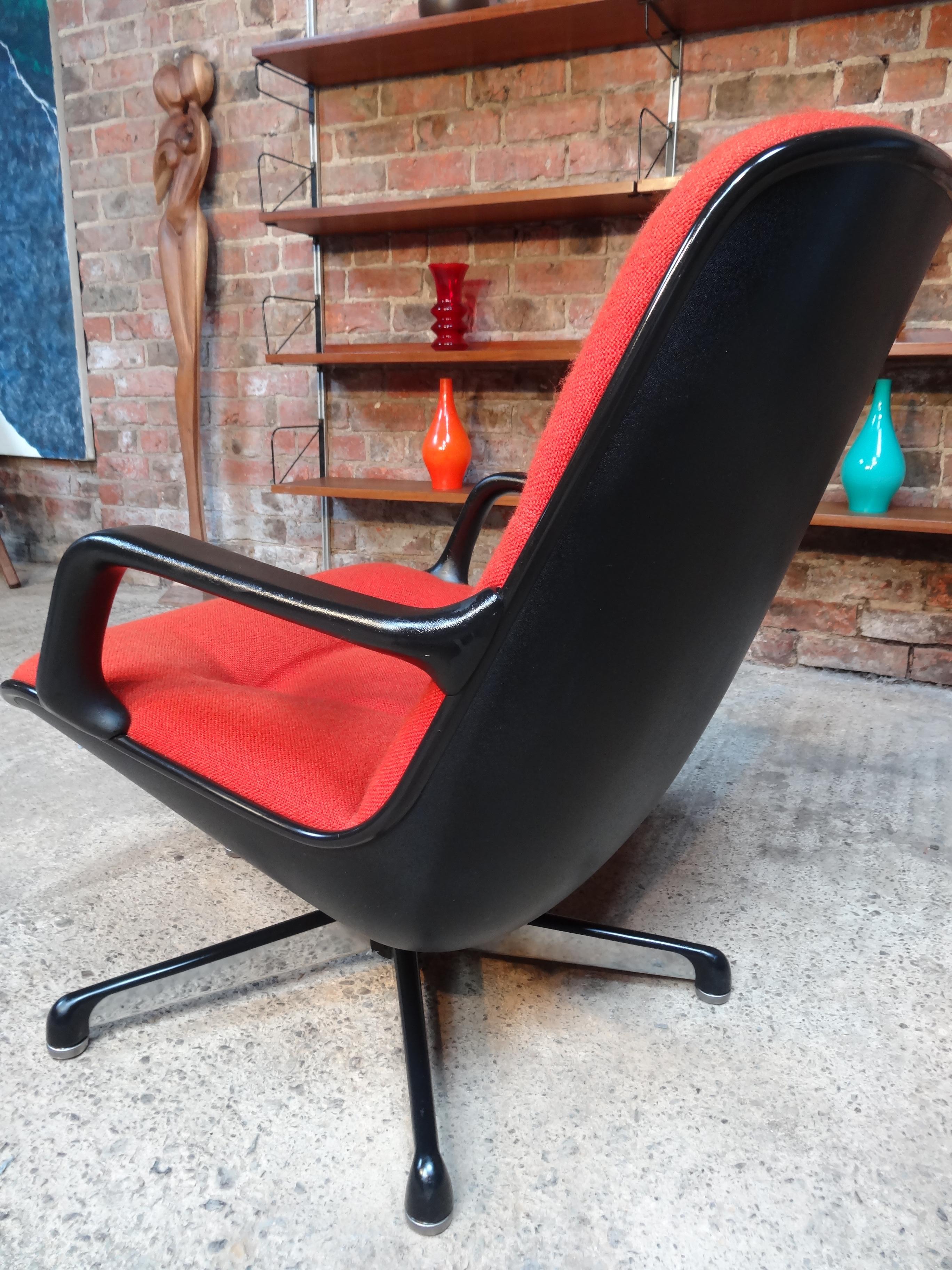 Italian executive armchair by Charles Pollock for Comforto, stunning orange fabric swivel desk chair, This plastic / metal framed chair is in very good vintage condition, A classic chair is the antiques of the future and look great in any decor.