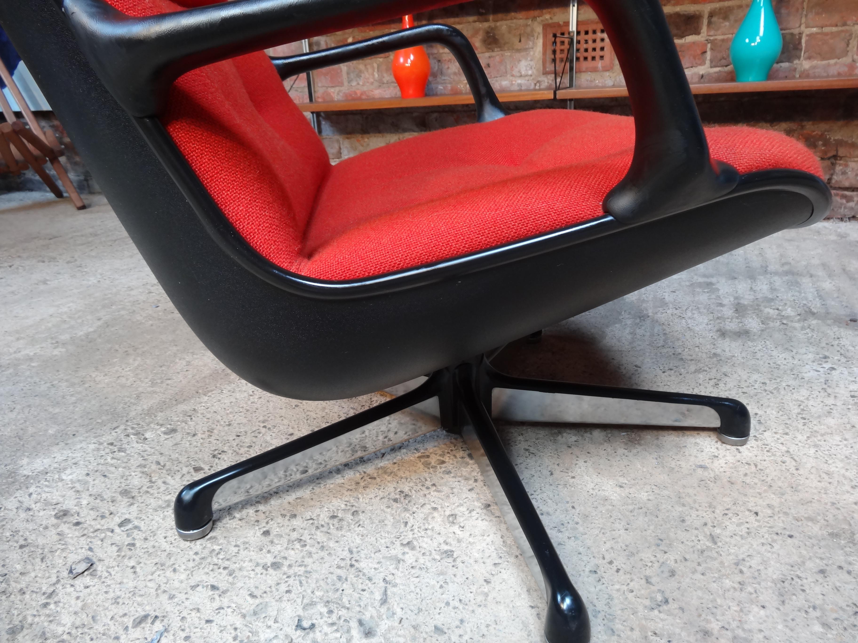 Italian Executive Swivel Arm Chair by Charles Pollock for Comforto Orange Fabric In Good Condition For Sale In Markington, GB