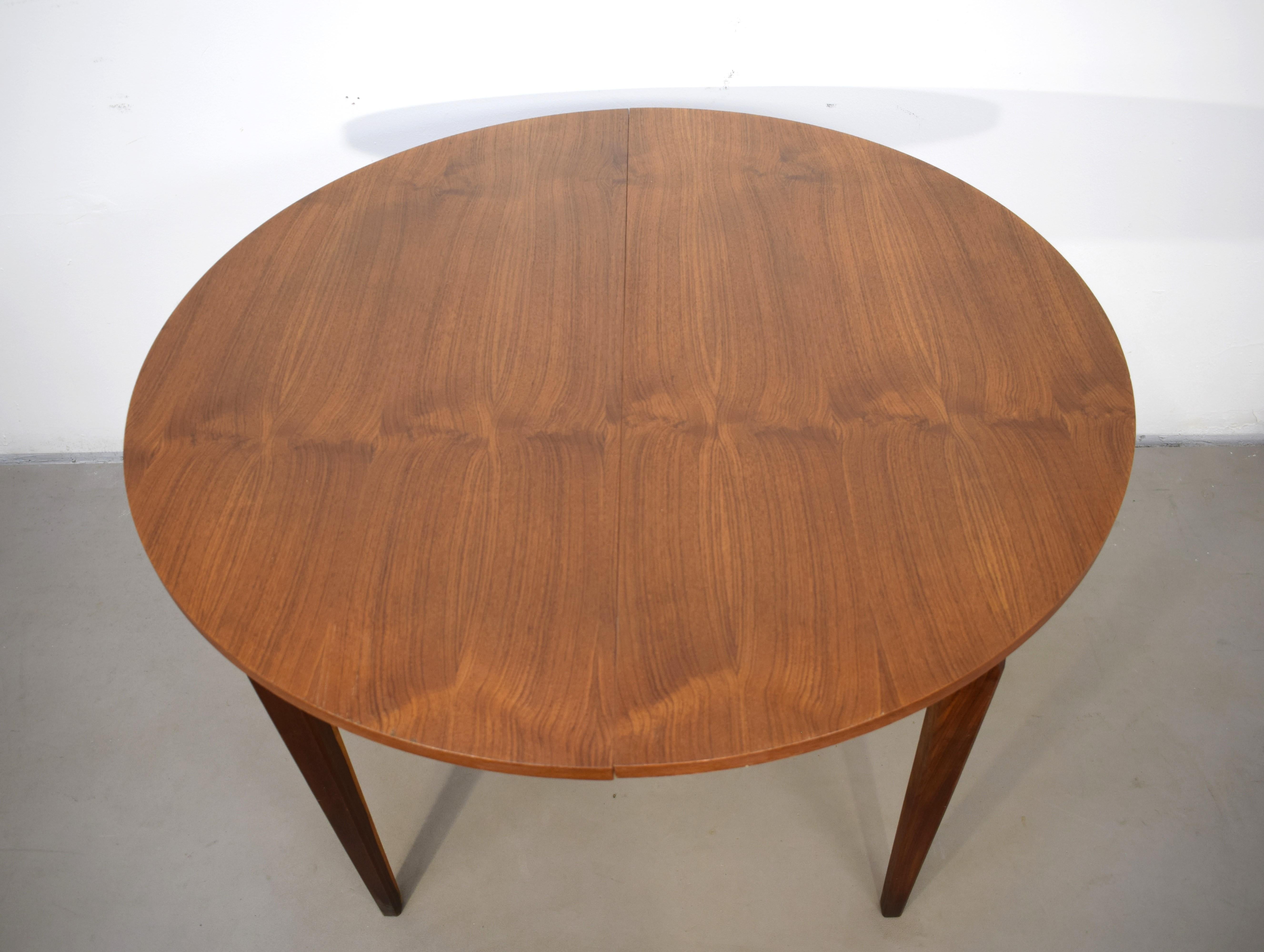 Mid-Century Modern Italian extendable table, 1970s For Sale