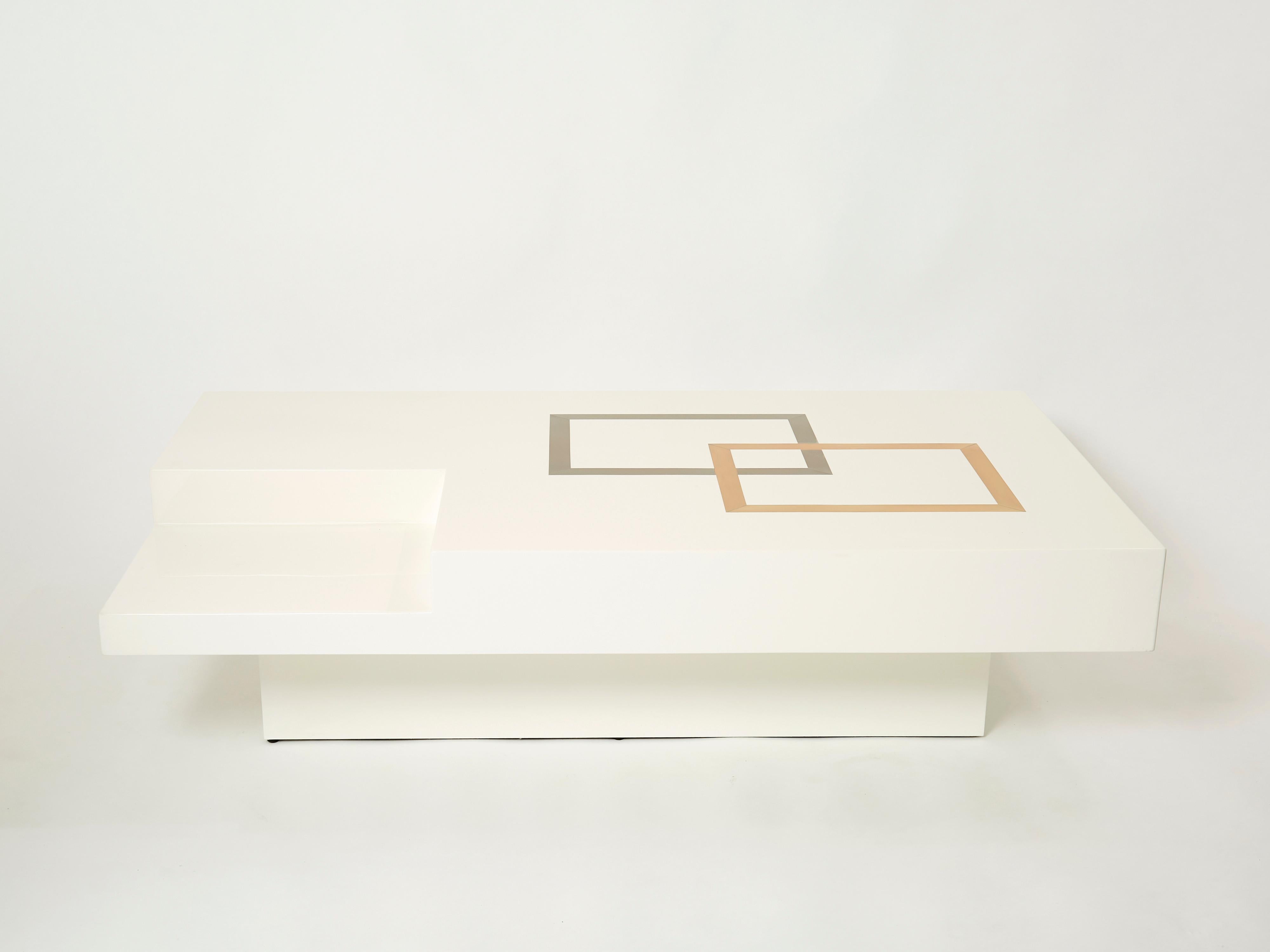 Cette table basse étonnante est garantie d'être le centre d'attention lorsque vous recevez des invités, et fera une pièce maîtresse fascinante pour votre salon. Reprenant le look glamour du milieu du siècle dernier d'autres classiques du design