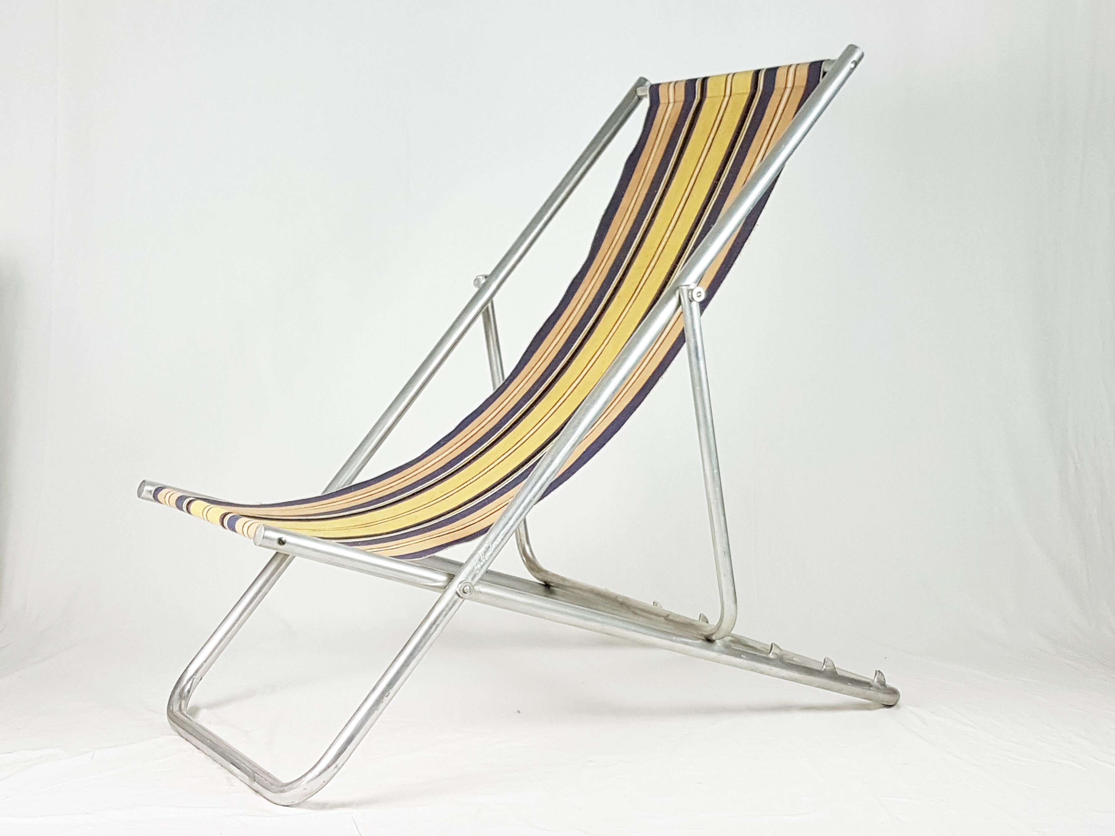 Mid-Century Modern Italian Fabric and Aluminum Mid-Century Deckchairs with 4 Different Positions For Sale