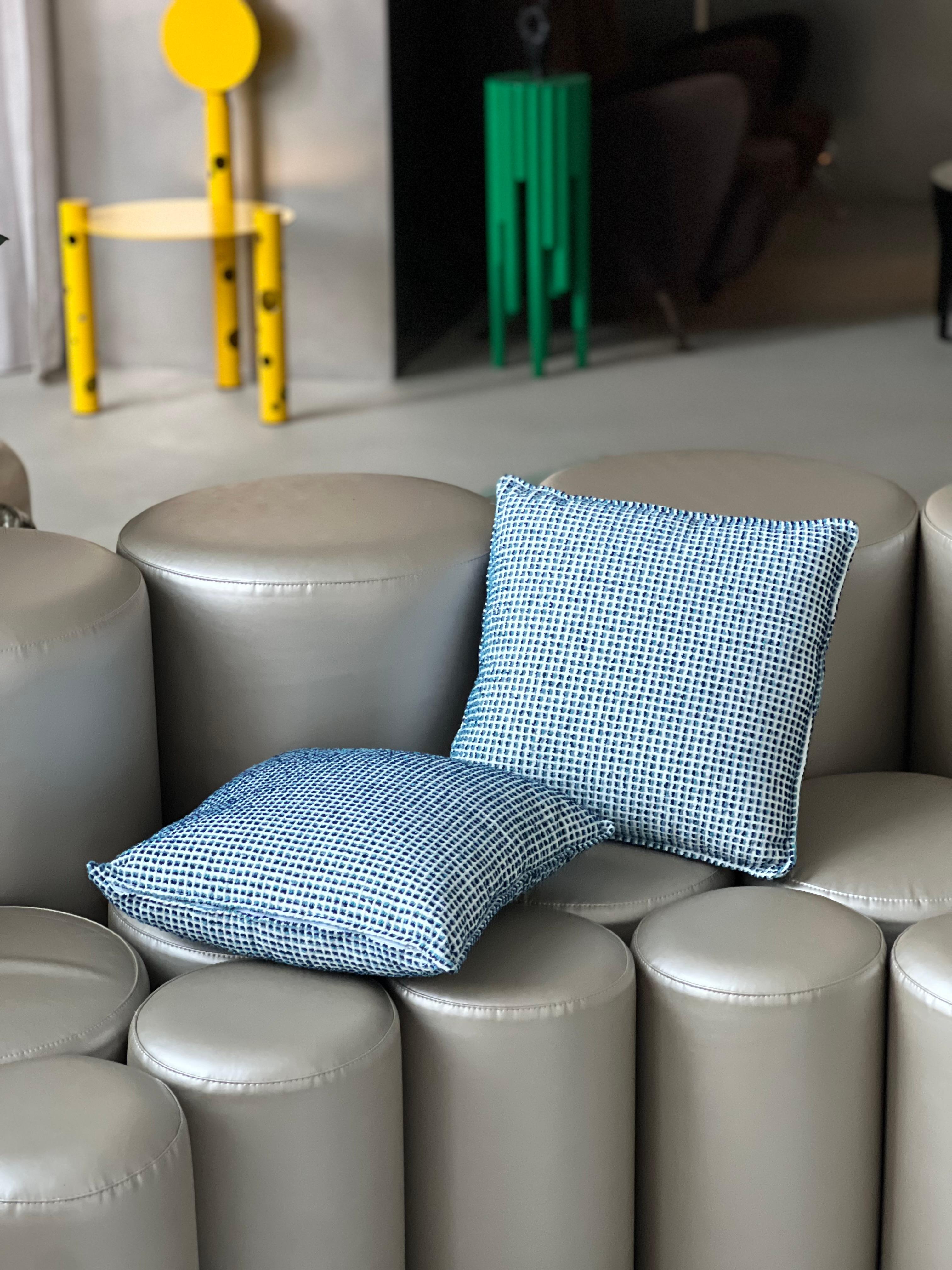 Cuscini fatti a mano con tessuto jacquard blu e azzurro, su ordinazione in vendita 9