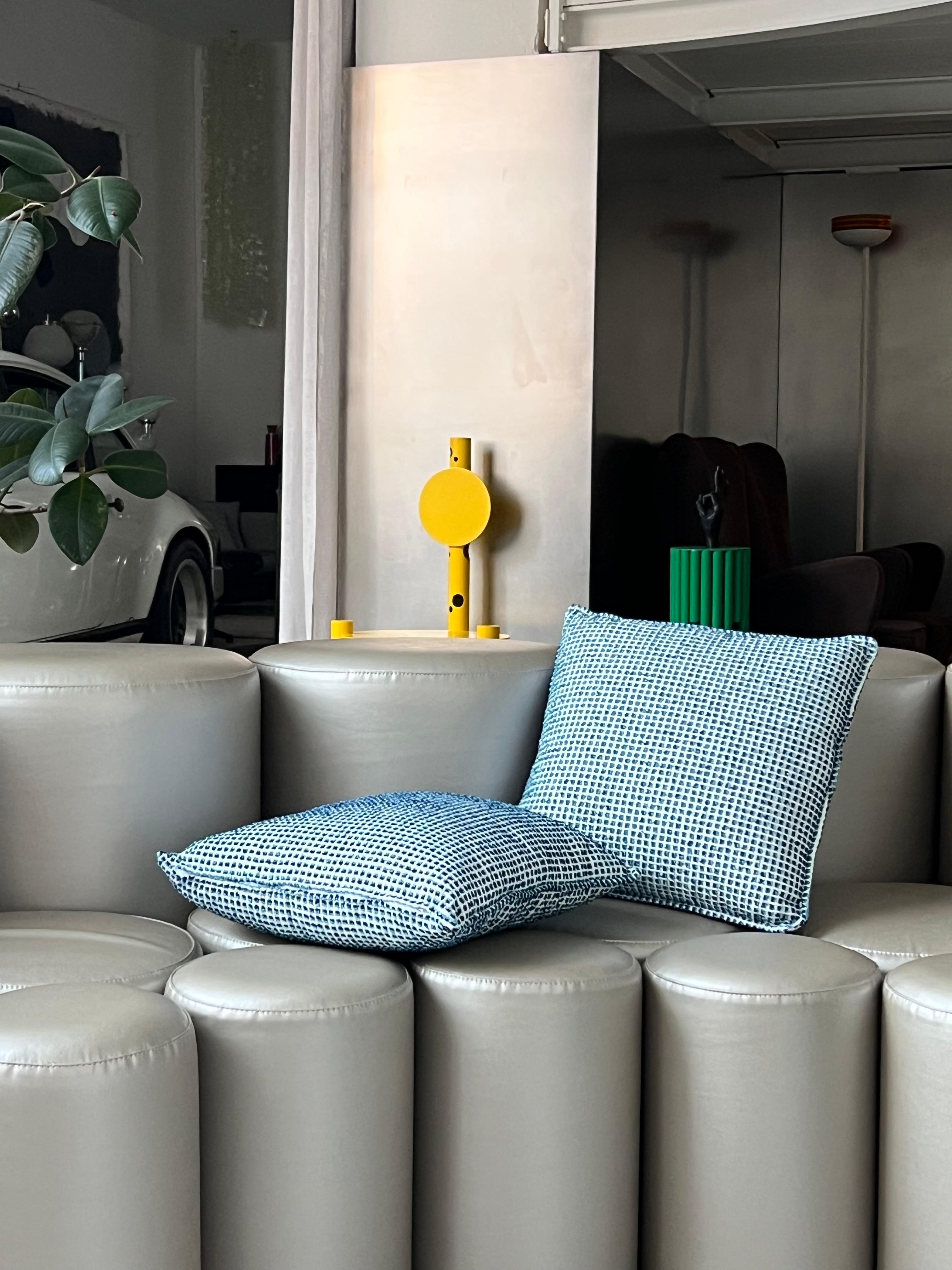 Cuscini fatti a mano con tessuto jacquard blu e azzurro, su ordinazione in vendita 10