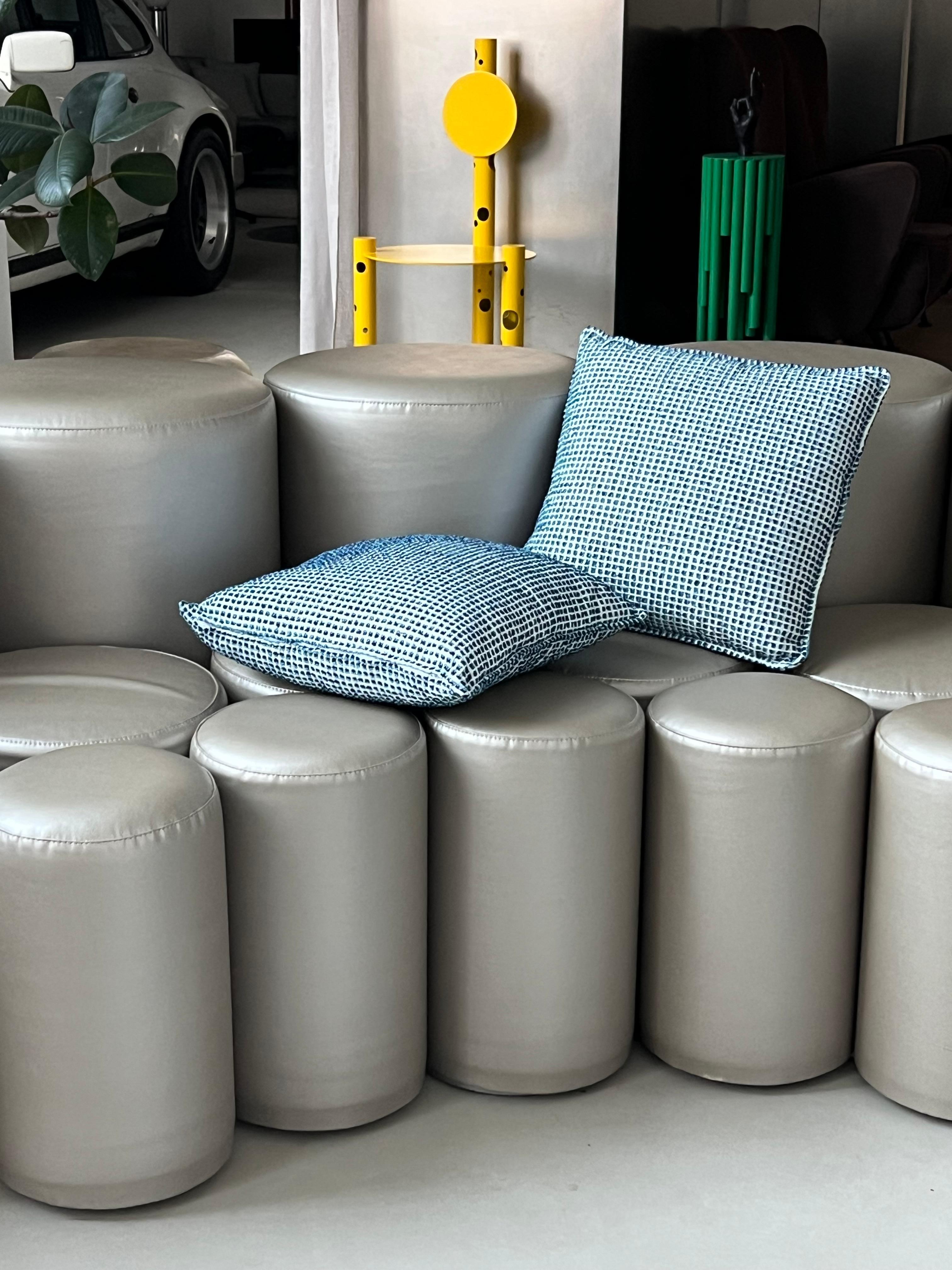 Cuscini fatti a mano con tessuto jacquard blu e azzurro, su ordinazione in vendita 11