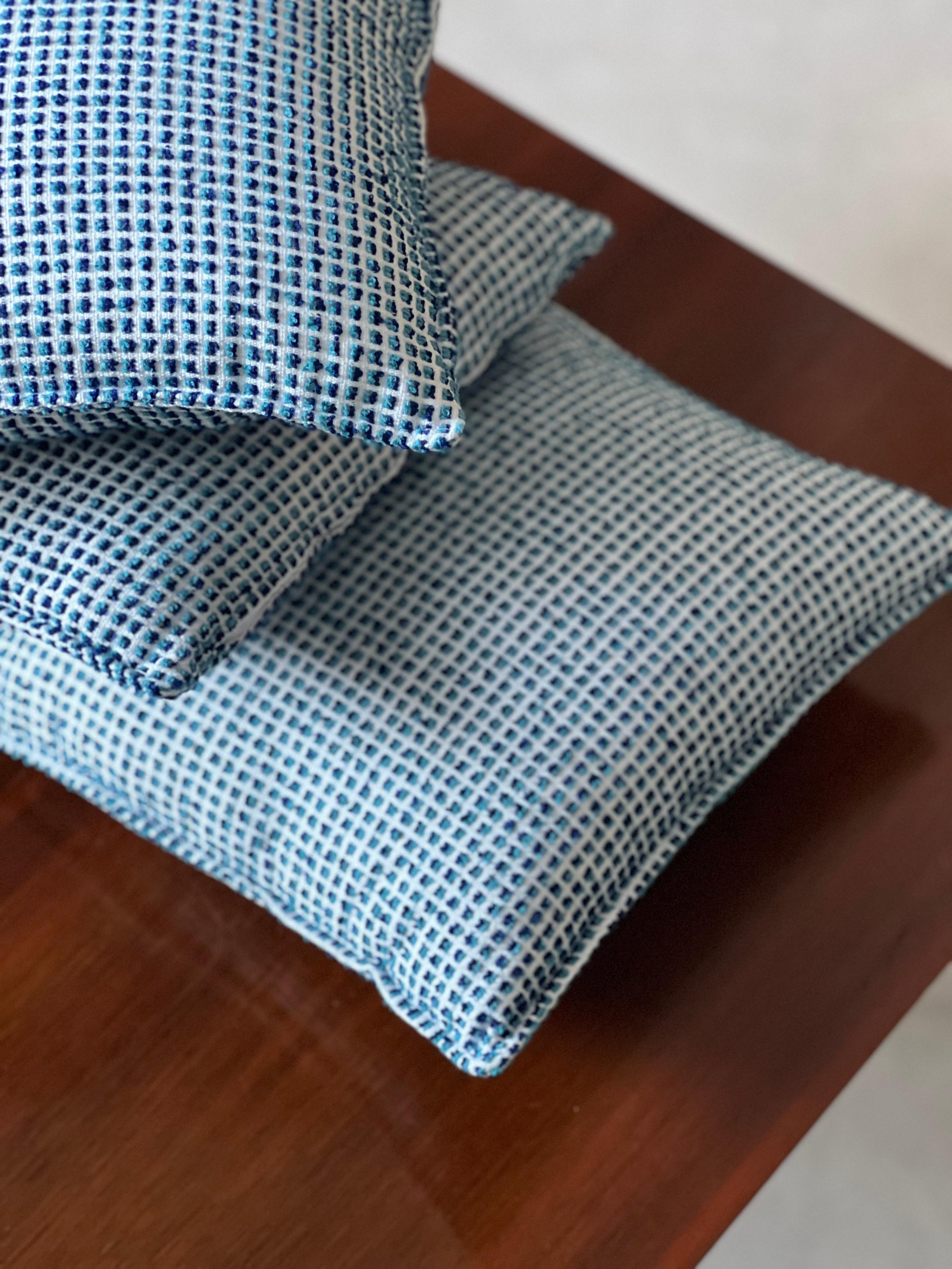 Cuscini Hand Made - Cuscini per divani - Diverse misure disponibili - Tessuto Jacquard unico in blu e azzurro 

Ecco la foto e la vendita di un pezzo 35x35 cm, ma se ne possono realizzare altri!

35 x 35 Cuscino in tessuto italiano di prima qualità
