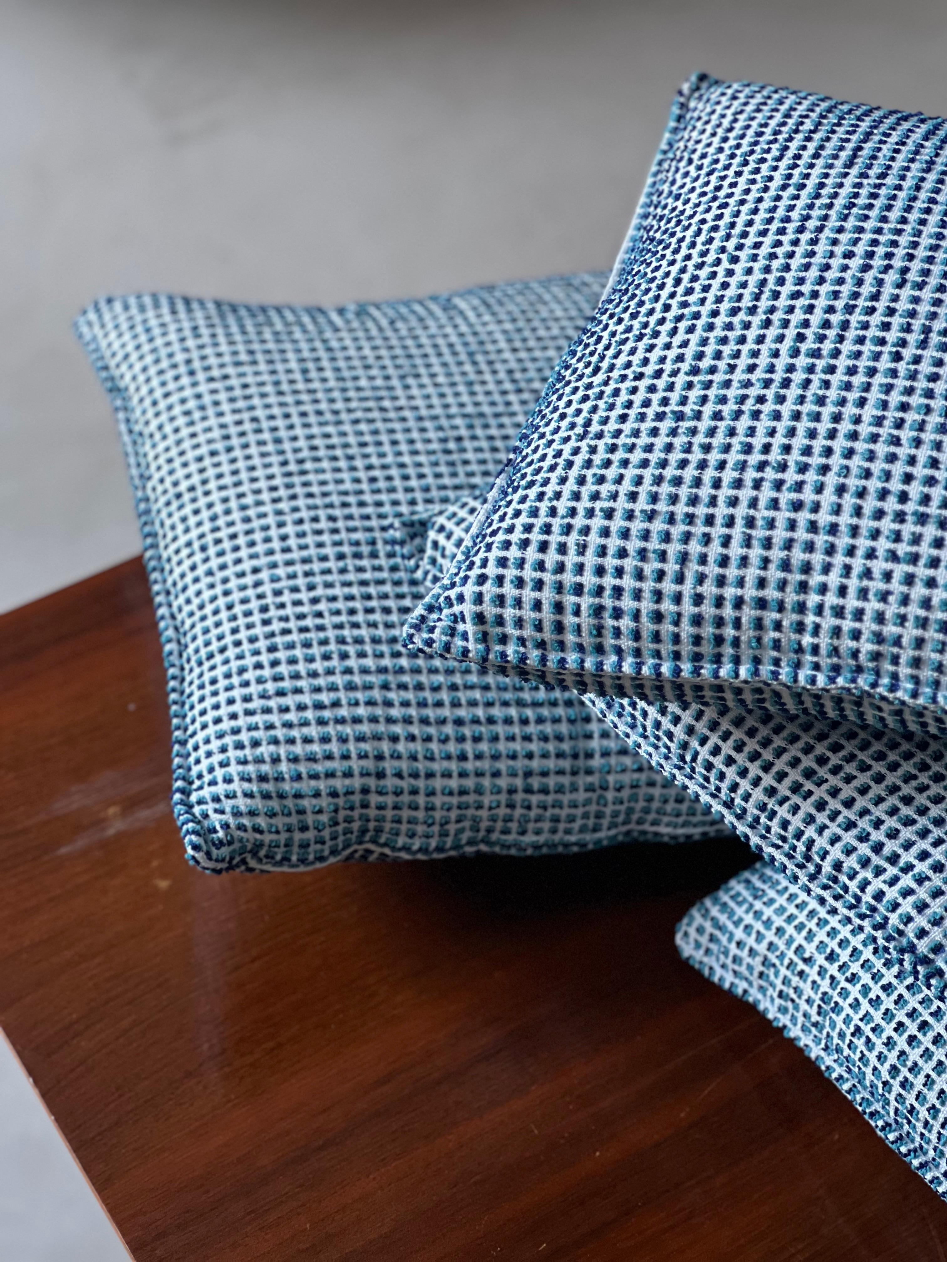 Cuscini fatti a mano con tessuto jacquard blu e azzurro, su ordinazione In condizioni ottime in vendita a Milano, IT
