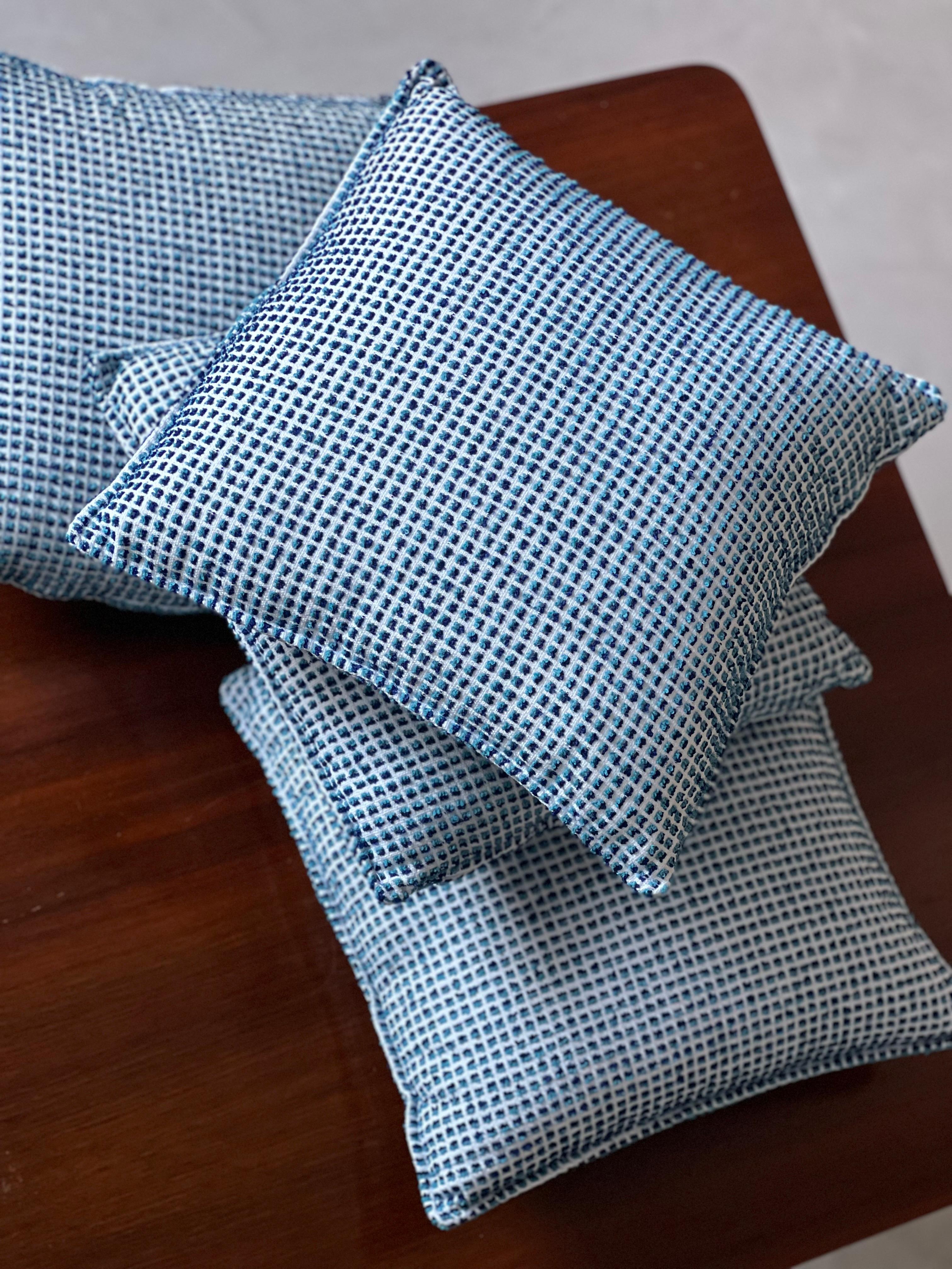 XXI secolo e contemporaneo Cuscini fatti a mano con tessuto jacquard blu e azzurro, su ordinazione in vendita