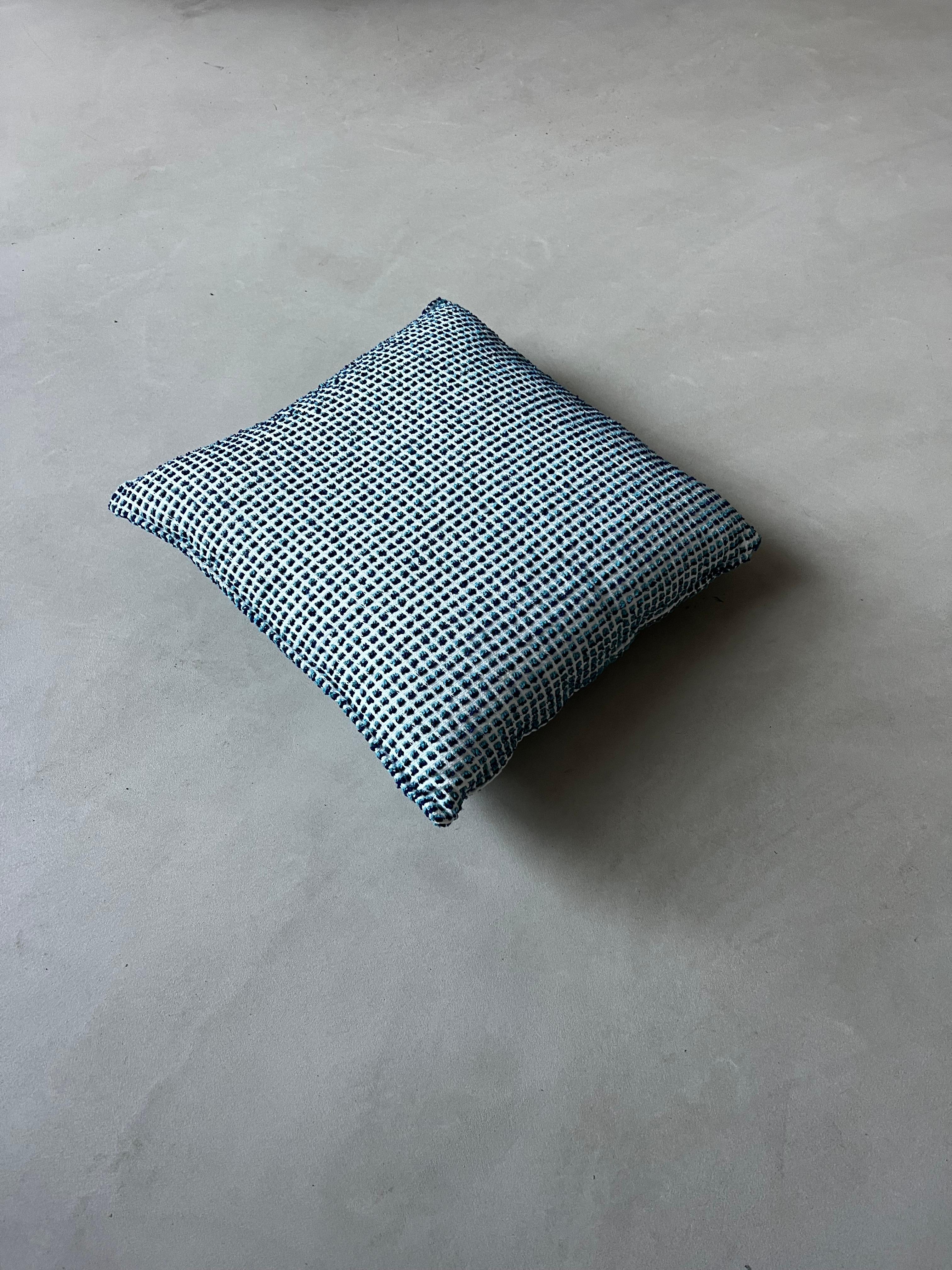 Cuscini fatti a mano con tessuto jacquard blu e azzurro, su ordinazione in vendita 1