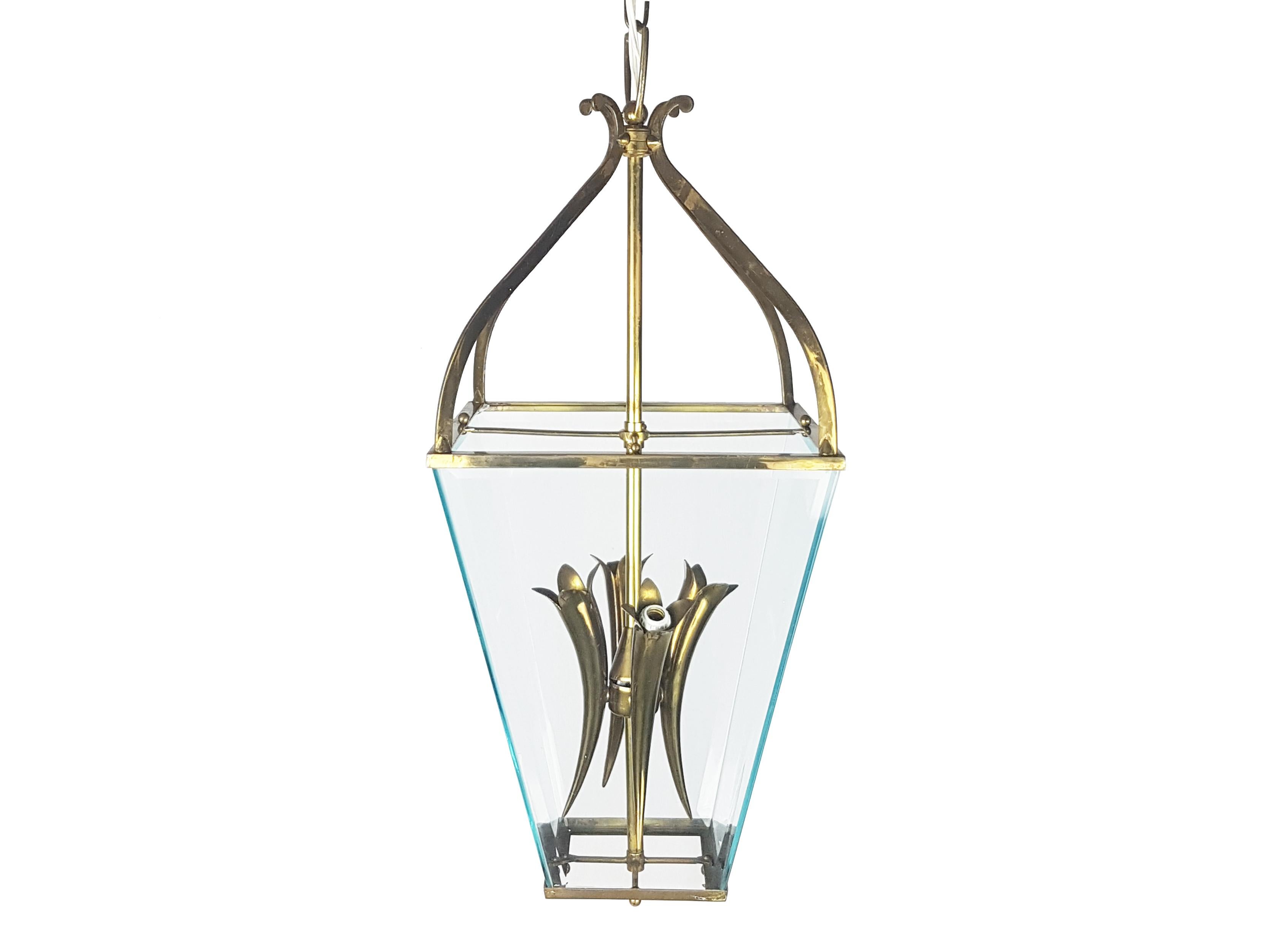 Large lantern pendant lamp produced in Italy between the 1940s and 1950s.
Its design is reminiscent of similar products made by well-known designers such as Paolo Buffa, Guglielmo Ulrich and Pietro Chiesa.
Brass structure with 4 faceted glass