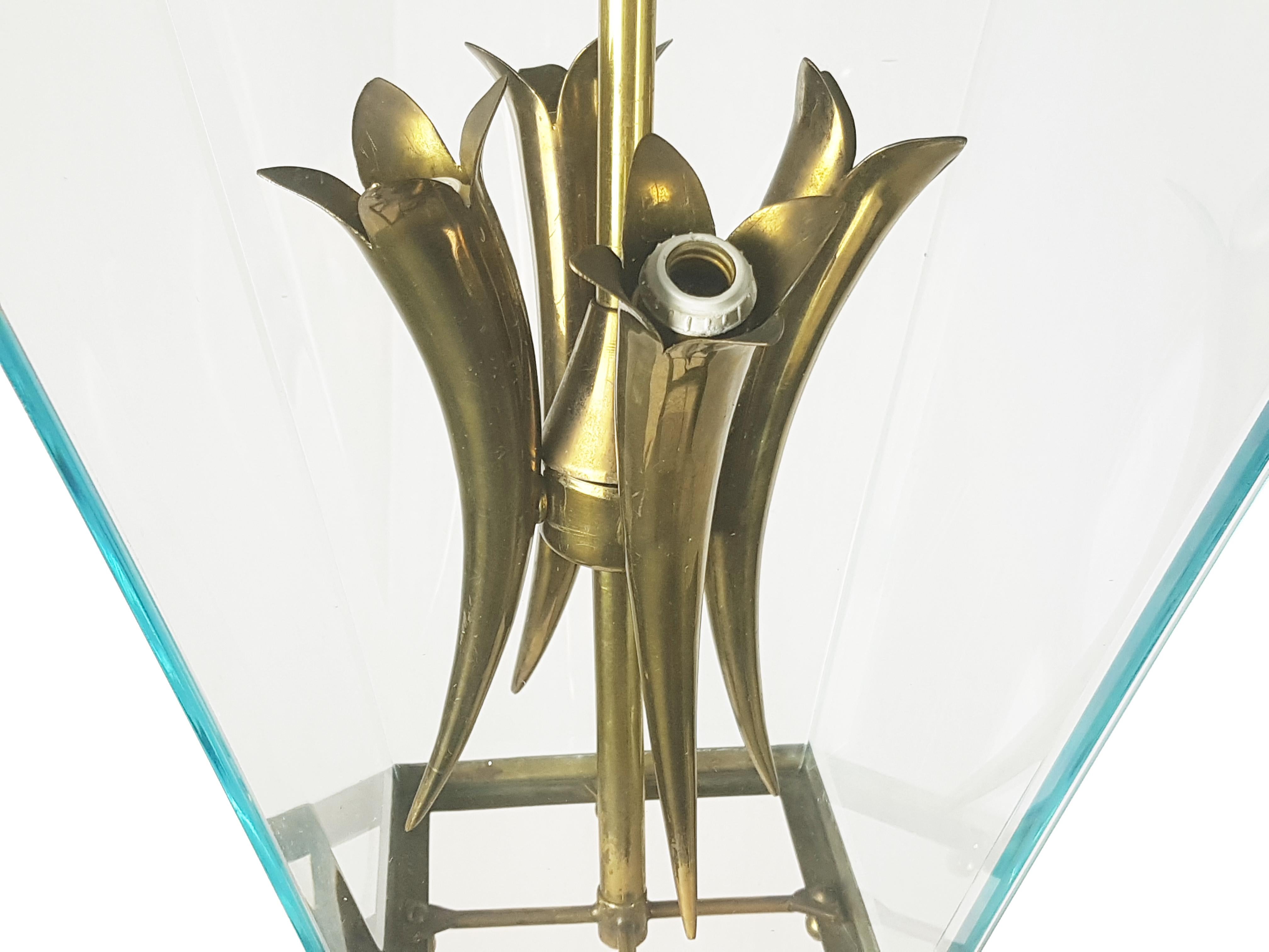 Mid-Century moderno Ciondolo italiano in vetro sfaccettato e ottone di metà secolo nello stile di G. Ulrich in vendita